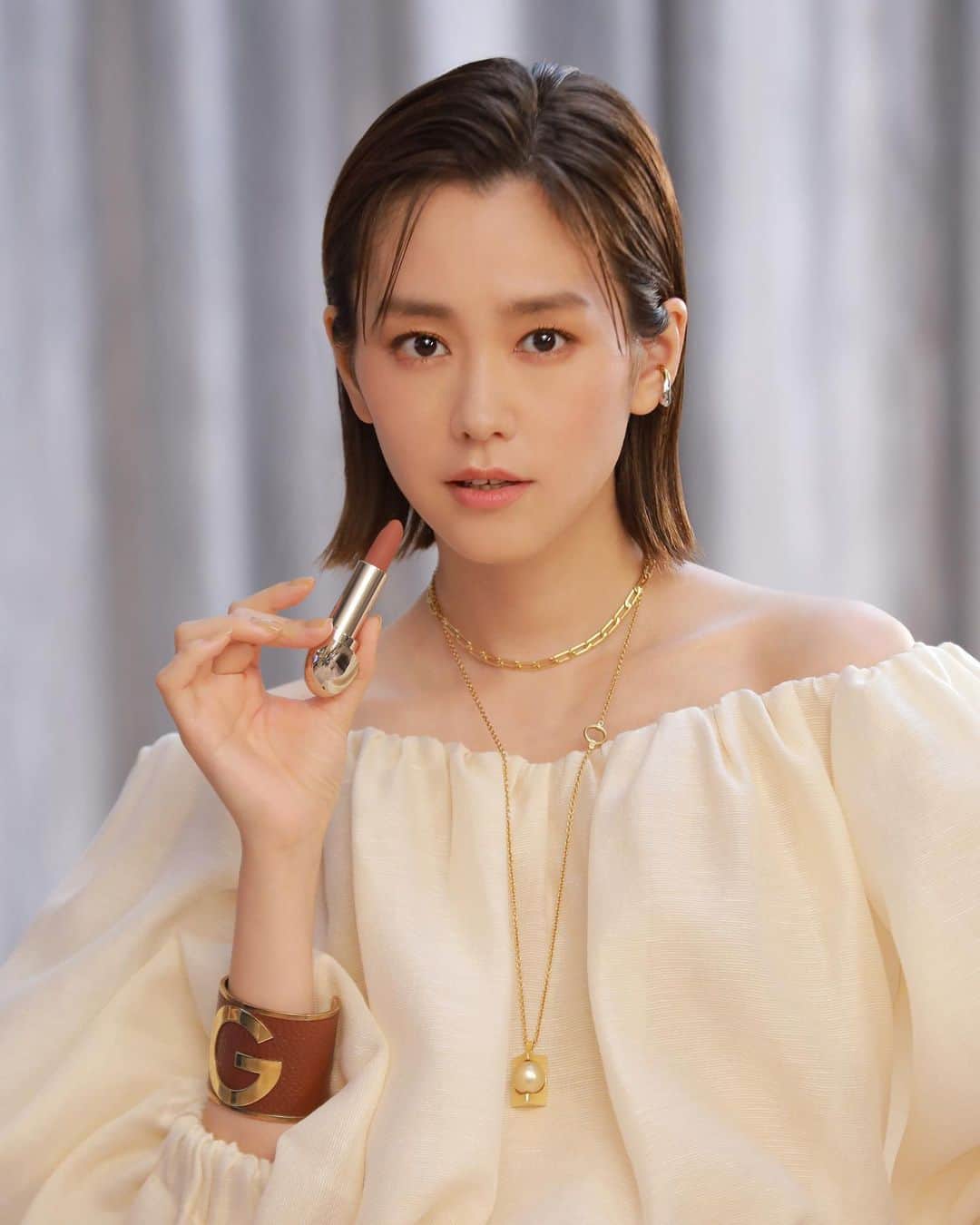 桐谷美玲さんのインスタグラム写真 - (桐谷美玲Instagram)「先日、ゲラン メイクアップ クリエイティブ ディレクターのヴィオレットと一緒にメイクアップイベントをやりました！ 最新のコレクションを使ったメイクは、"自分らしさを引き出すヌードメイク"がテーマ。 ヴィオレットのテクニックが満載の大胆な色使いのメイクはいつもと違ってすごく新鮮🥺自分の新しい一面を見つけてもらえたような気分だったなぁ。。 今回使った「ルージュ ジェ ナチュラリー コレクション」ほんとにどの色も使いやすくてお気に入り😊今日からゲラン公式オンラインブティックで発売なので是非。 #ゲラン #GuerlainMakeUp #ルージュジェ #オンブルジェ #Guerlain_ambassador」6月26日 19時50分 - mirei_kiritani_