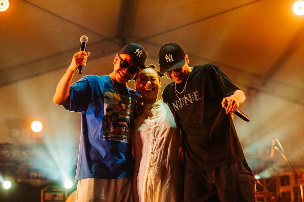 のインスタグラム：「.  横浜レゲエ祭2023 THE FINAL VIBES OF YOKOHAMA この瞬間を共にしたすべての人に感謝です。  MIGHTY CROWNのでっかい器に乗って素晴らしい光景を見ました。 そこは時間の概念をすっ飛ばした世界で、老いも若きも性別も関係なく、愛する音楽をみんなで楽しんだ結果、爆発的な喜びとチカラを生み出す凄い現象をこの目で見ました。 それは本当に大きかったです。  Day1で大いに歌えた事に感謝します。  私たちは大きな家族。  次は来月のReggae Cruiseで また集まりましょう。  それが最後と思わず、また向かいます。 音楽し合いましょう‼︎  Photo #by @cherrychillwill  @_24young_  @junya_thirdeye   #横浜レゲエ祭2023 @mightycrown  @mightycrown_entertainment  @mastasimon  @samicrown_lens  #MIGHTYCROWN #FIREBALL #ASOBOTAI #HOMEGROWN @homegrown_reggae  #NODATIN @_nodatin_  #Chica @___chica1108___  #PUSHIM @pushim_info」