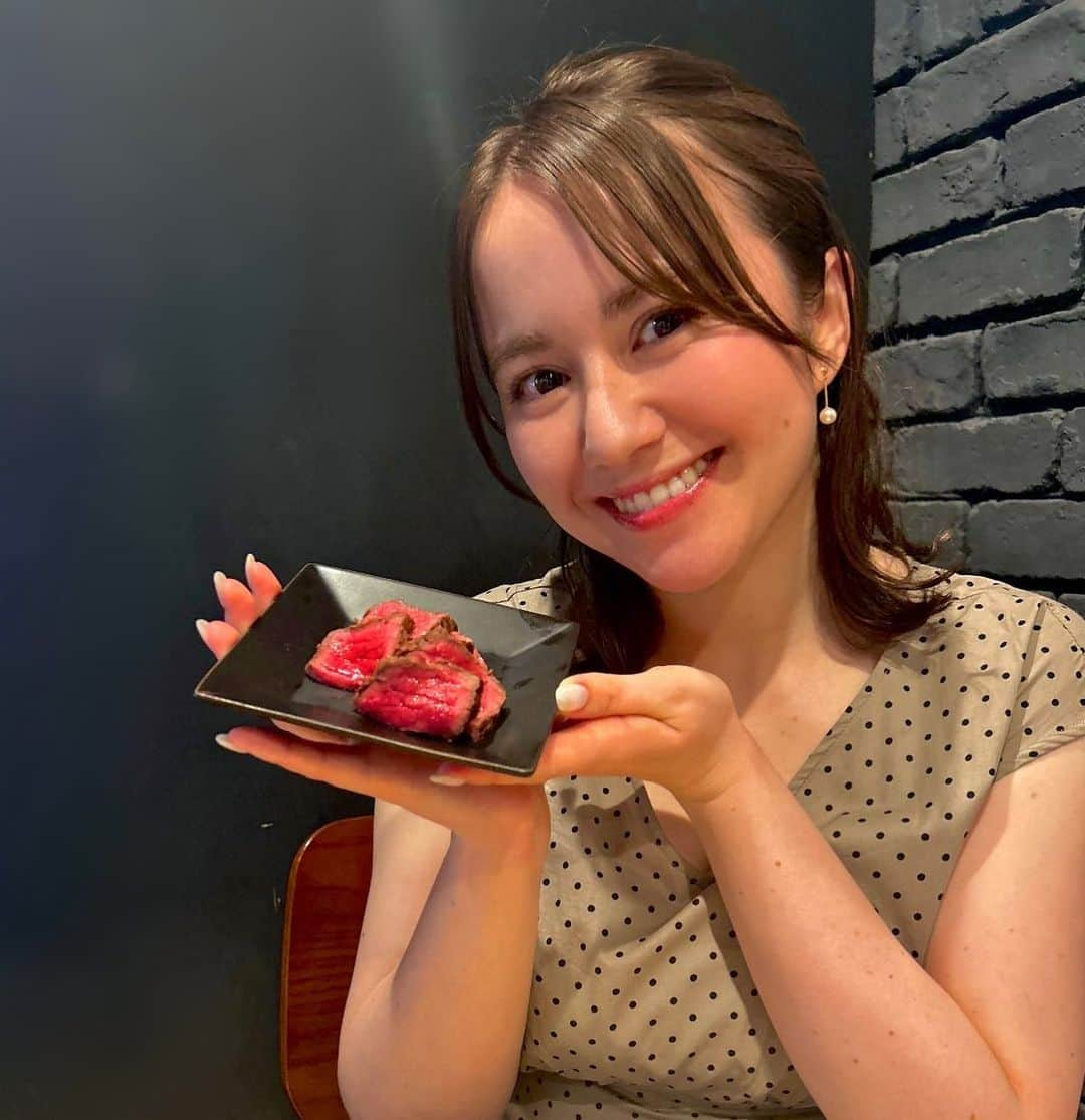 スミス春子のインスタグラム：「.  お肉を愛しております🍖  どのソースをかけても美味しいけれど やっぱり塩派です🥹  #肉山 #にくすたぐらむ」