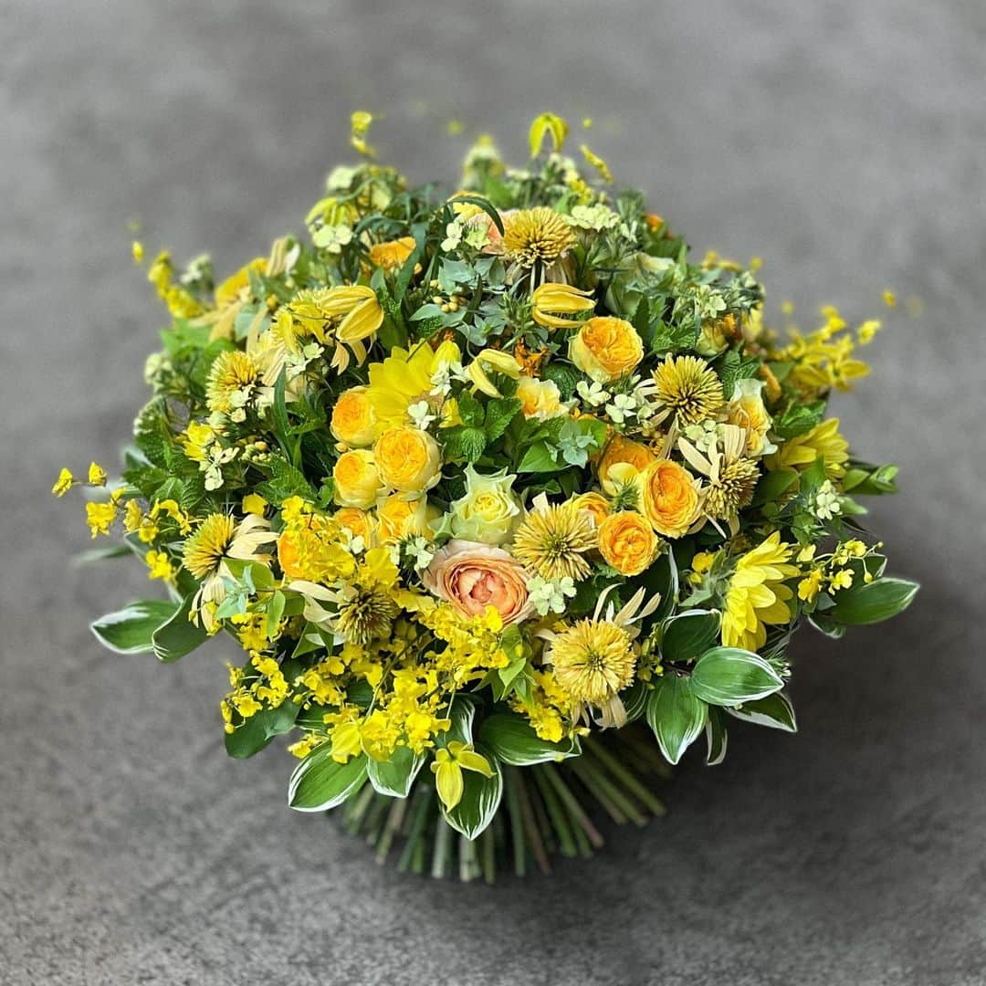 ニコライ・バーグマン・フラワーズ＆デザインさんのインスタグラム写真 - (ニコライ・バーグマン・フラワーズ＆デザインInstagram)「Never enough sunshine Yellow ☀️💛 Do you remember this vibrant bouquet from a recent #FridayFlowers video? . . . . . #nicolaibergmann #flowerdesign #ニコライバーグマン #フラワーデザイン #니콜라이버그만 #꽃다발 #букетцветов #ramosdeflores #blumenstrauß」6月26日 20時00分 - nicolaibergmann