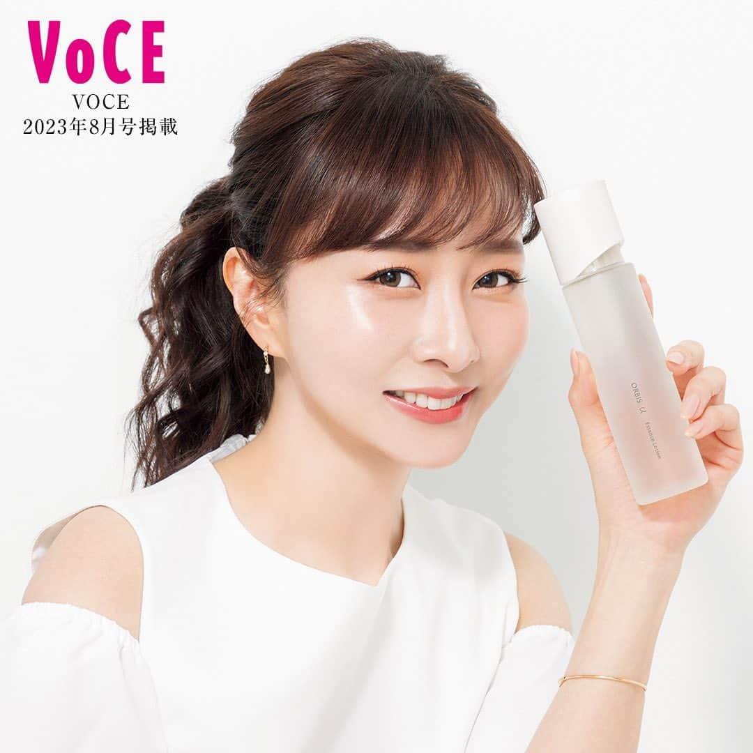 オルビス ORBIS official Instagramさんのインスタグラム写真 - (オルビス ORBIS official InstagramInstagram)「【「VOCE」8月号📚美容家・石井美保さんご紹介💡】#オルビスユーエッセンスローション をタイアップ企画"うるおいケア"の極意を聞くコーナーにてご紹介いただきました！ ．．．．．．．．．．．．．．．．．．  ／ 【💬Comment】 誌面を実際に読んだ方や気になる！という方は 『✨』の『絵文字』でコメントで教えてください☺️ ＼  ．．．．．．．．．．．．．．．．．  ■誌面の内容を一部ご紹介📚 ・アラサーの肌不調、解決のカギは、"うるおい機能！"  ・年齢とともに現れ始める、くすみ・ハリ不足・ 　毛穴の目立ち・肌荒れ・・・ 　肌の"うるおい"を見直せば、その不調立て直せます  ・"うるおい"を重視している石井さんのイチオシアイテム 　ローションの魅力を語っていただきました！  ぜひ、この機会に 「VOCE」8月号タイアップ企画の内容を チェックしてみてくださいね🙌  ．．．．．．．．．．．．．．．．．．  📣オルビス公式Instagramでは 新商品やスキンケア、メイクなどに関する 様々な情報をお届けしています。 気になった方はぜひ 『@orbis_jp』のプロフィールより、ご覧ください💁‍♀️  ．．．．．．．．．．．．．．．．．．  #ORBIS #オルビス #スマートエイジング #エイジングケア　 #ここちを美しく　  #石井美保 さん #VOCE #ヴォーチェ #うるおい #うるおいケア #美肌 #美肌ケア #美肌作り #美肌づくり #オルビスユーエッセンスローション #オルビスユーシリーズ #マイトファジー #mcアクティベーター #デクスパンテノール #とろぱしゃ #化粧水 #オルビスでスマートエイジング #すべてはうるおい」6月26日 20時00分 - orbis_jp