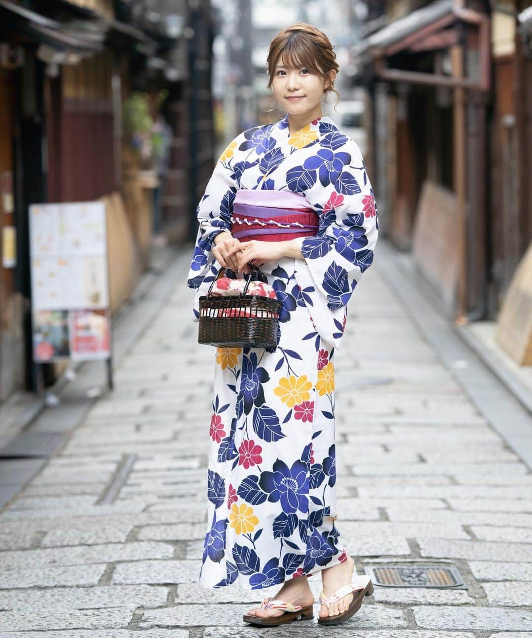 宮瀬七海のインスタグラム：「浴衣🫧 . . 全身と後ろ姿だよ☺️🩵🩵 京都っぽくしたくて 和柄テイストの浴衣にしたの〜っ🫧  . . #ポートレート #京都 #浴衣 #夏 #着物 #和  #祇園 #石畳 #撮影会 #kimono #yukata #和柄 #全身 #浴衣ヘアアレンジ  #まとめ髪 #着物レンタル #京都着物レンタル  #帯 #綺麗 #ヘアアレンジ  #写真 #浴衣女子  #宮瀬七海」