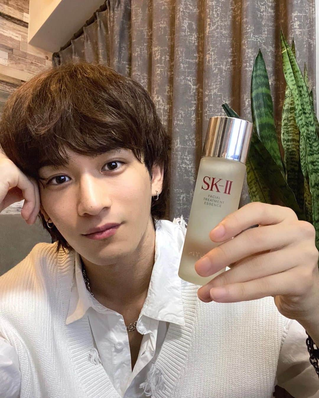 西野入流佳のインスタグラム：「Facial Treatment Essence  アワード多数受賞しているSK-IIの化粧水フェイシャル トリートメント エッセンス試してみました！ これ一本だけで普段からシェーバーや日焼け等で刺激受けやすい男性の肌も、必要なものだけ入っていてサラッとした使い心地やさが最高でした🙂 乾燥しやすい自分の肌にもとても良くて、馴染ませて使ってます(^^)  ちなみに、明日6月27日(火)までPOPUPイベントを伊勢丹新宿店 メンズ館1階 コスメティクスにてやってるので行ってみてください。  ピテラ™️：特別な酵母の株から、独自のプロセスで発酵させ生み出した、 SK-IIだけの天然由来成分( SK-II独自のガラクトミセス培養液-整肌保湿成分)  @skii   #SKII #ピテラエッセンス #フェイシャルトリートメントエッセンス #メンズスキンケア #メンズ美容」