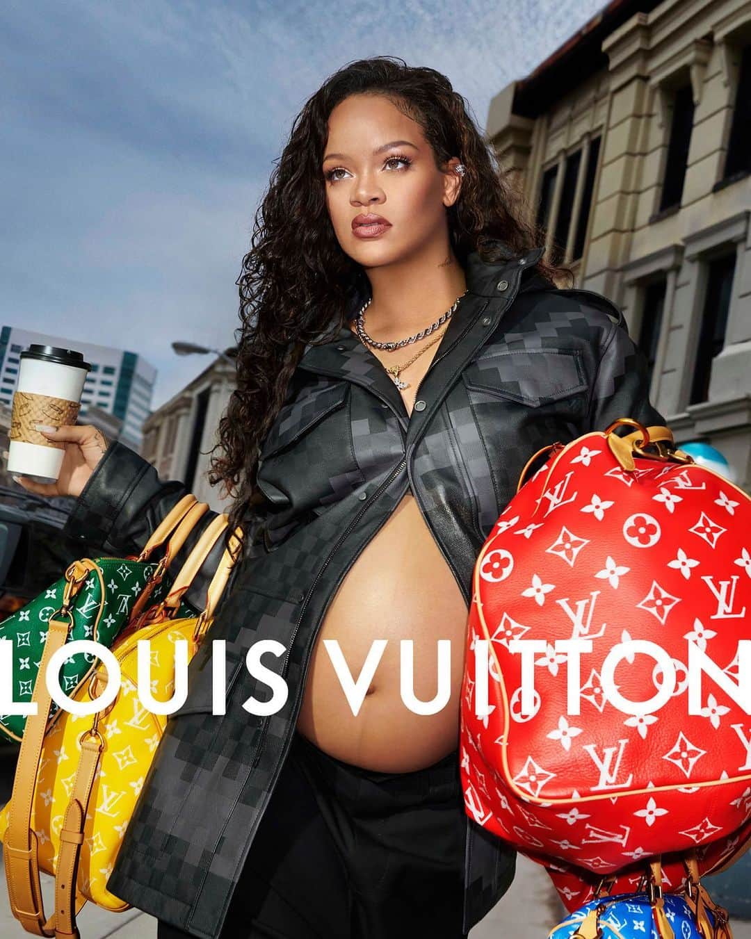 ルイ・ヴィトンさんのインスタグラム写真 - (ルイ・ヴィトンInstagram)「Rihanna for Men's Spring-Summer 2024. A quintessential icon of the Maison, the Speedy bag is personified by Rihanna with the invigorated attitude of Pharrell Williams' debut collection. Discover the campaign via link in bio.  #Rihanna #LVMenSS24 #LouisVuitton #PharrellWilliams   Photographed by Keizo Kitajima」6月26日 20時01分 - louisvuitton