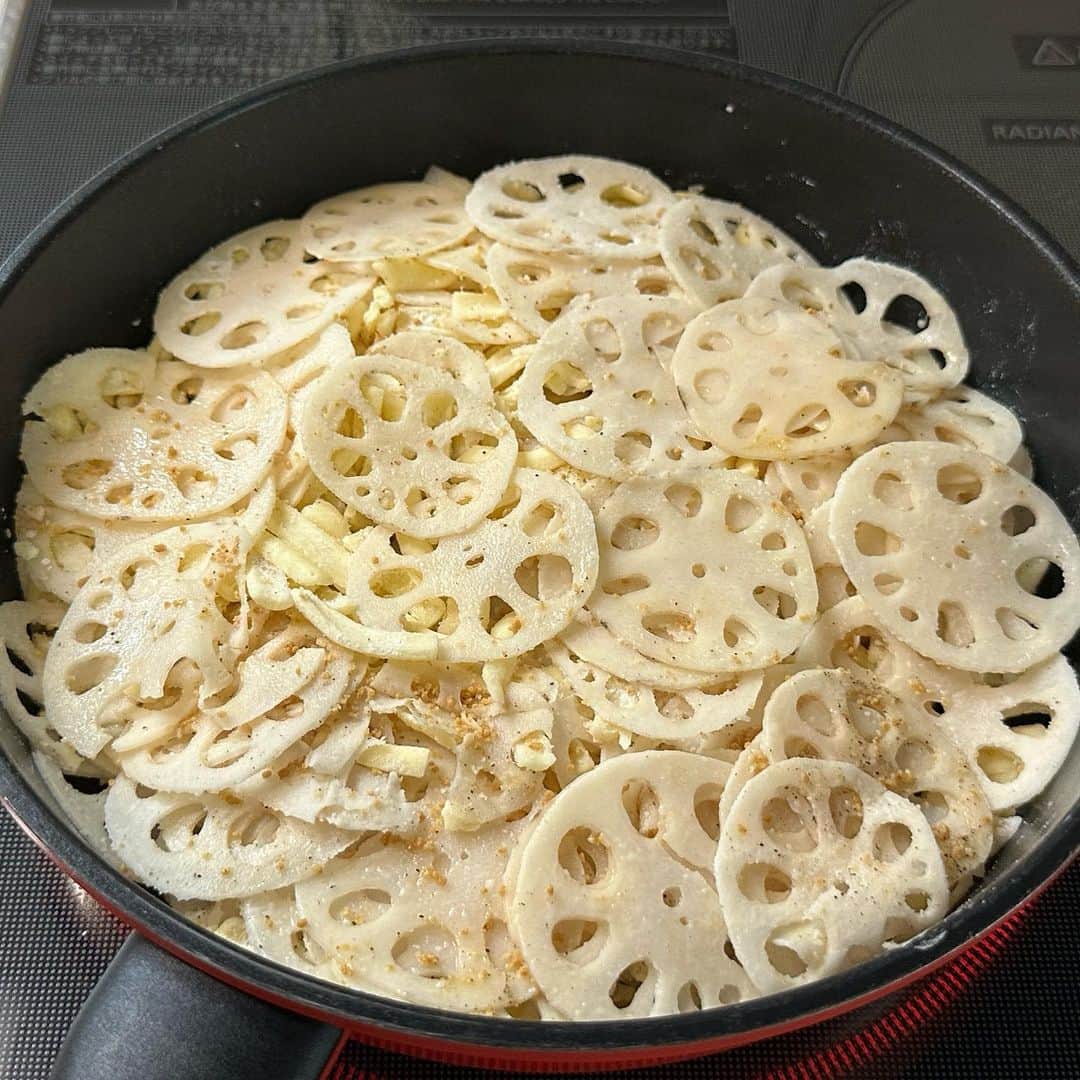 しにゃさんのインスタグラム写真 - (しにゃInstagram)「今日はシャキシャキのれんこんの食感と、カリっと香ばしいチーズの組み合わせが最高の１品をご紹介します🤗✨ れんこん好き、チーズ好きにはたまらない、おつまみにもおかずにもめっちゃオススメのやつですよ😋💕 ポイントはれんこんを薄くスライスして重ねることで、火の通りを均等にしてカリカリ食感とシャキシャキ食感を楽しめます🙌🏻 それでは作り方をご紹介します🤗✨         シャキッとめちゃウマ♬ れんこんチーズガレット♬  【材料】２〜３人分 ◎れんこん・・・２００g ◎チーズ(ピザ用)・・・８０g ◎片栗粉・・・大さじ２ ◎コンソメ(顆粒)・・・小さじ１ ◎塩こしょう・・・少々 (お好みで) ◎パセリ・・・お好みで         【作り方】 １．れんこんの皮を剥き、薄くスライスしていきます。 ※スライサーを使ってもOKです。   ２．ボウルにれんこん、チーズ、片栗粉、コンソメ(顆粒)、塩こしょうを入れて混ぜ合わせます。   ３．少量の油をひいたフライパンに②を敷き詰め、蓋をして中火〜弱火で５分加熱します。   ４．蓋をとってひっくり返し、さらに３分加熱します。 ※お皿を使うと失敗なしです。   ５．良い感じに焼き色がついたらお皿に移し、食べやすくカットしたらお好みでパセリを散らせて完成です。      カリカリのチーズとシャキシャキのれんこんがめちゃウマです😋💕 おかずにもおつまみにもめっちゃオススメなので、ぜひお試しくださいね😆🙌🏻     より詳しいレシピはお手数ですがブログを見てください🤗✨ プロフィール欄のURL(@shinya6727 )、もしくはストーリーズのスワイプから飛べます😌✨  【お知らせ】 私の２冊目のレシピ本、「しにゃのやみつき！つまみ飯」重版されております🙌🏻 いつも応援してくださる皆さまのおかげです😂🙏 なるべくシンプルな食材や調味料、どこにでもある調理器具を使って作れるやみつきレシピをまとめた１冊になっております📚 お料理が好きな方も苦手な方も楽しんでいただける内容になっています😊  いつも通りの鶏むね肉やもやし、厚揚げといった、リーズナブルでヘルシーな食材を使った大満足レシピを多数掲載してます🙌🏻 とにかく幅広い方のお役に立てるレシピ本となっていますので、多くの方に手に取っていただけたら嬉しく思います😌🙏 お買い求めはAmazon、楽天などのネット通販か、全国の書店で📚 どうぞよろしくお願いします😊 ・ ・ ・ #レシピ #recipe #簡単レシピ #料理 #cooking #おうちごはん #おうち飲み #れんこん #チーズ #cheese #おつまみ #ガレット #galette」6月26日 19時58分 - shinya6727
