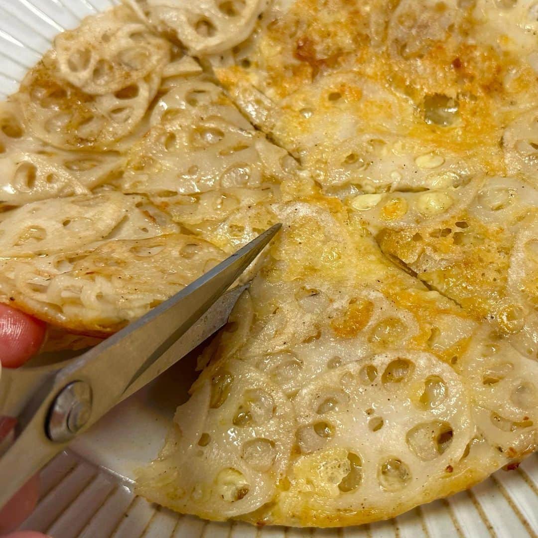 しにゃさんのインスタグラム写真 - (しにゃInstagram)「今日はシャキシャキのれんこんの食感と、カリっと香ばしいチーズの組み合わせが最高の１品をご紹介します🤗✨ れんこん好き、チーズ好きにはたまらない、おつまみにもおかずにもめっちゃオススメのやつですよ😋💕 ポイントはれんこんを薄くスライスして重ねることで、火の通りを均等にしてカリカリ食感とシャキシャキ食感を楽しめます🙌🏻 それでは作り方をご紹介します🤗✨         シャキッとめちゃウマ♬ れんこんチーズガレット♬  【材料】２〜３人分 ◎れんこん・・・２００g ◎チーズ(ピザ用)・・・８０g ◎片栗粉・・・大さじ２ ◎コンソメ(顆粒)・・・小さじ１ ◎塩こしょう・・・少々 (お好みで) ◎パセリ・・・お好みで         【作り方】 １．れんこんの皮を剥き、薄くスライスしていきます。 ※スライサーを使ってもOKです。   ２．ボウルにれんこん、チーズ、片栗粉、コンソメ(顆粒)、塩こしょうを入れて混ぜ合わせます。   ３．少量の油をひいたフライパンに②を敷き詰め、蓋をして中火〜弱火で５分加熱します。   ４．蓋をとってひっくり返し、さらに３分加熱します。 ※お皿を使うと失敗なしです。   ５．良い感じに焼き色がついたらお皿に移し、食べやすくカットしたらお好みでパセリを散らせて完成です。      カリカリのチーズとシャキシャキのれんこんがめちゃウマです😋💕 おかずにもおつまみにもめっちゃオススメなので、ぜひお試しくださいね😆🙌🏻     より詳しいレシピはお手数ですがブログを見てください🤗✨ プロフィール欄のURL(@shinya6727 )、もしくはストーリーズのスワイプから飛べます😌✨  【お知らせ】 私の２冊目のレシピ本、「しにゃのやみつき！つまみ飯」重版されております🙌🏻 いつも応援してくださる皆さまのおかげです😂🙏 なるべくシンプルな食材や調味料、どこにでもある調理器具を使って作れるやみつきレシピをまとめた１冊になっております📚 お料理が好きな方も苦手な方も楽しんでいただける内容になっています😊  いつも通りの鶏むね肉やもやし、厚揚げといった、リーズナブルでヘルシーな食材を使った大満足レシピを多数掲載してます🙌🏻 とにかく幅広い方のお役に立てるレシピ本となっていますので、多くの方に手に取っていただけたら嬉しく思います😌🙏 お買い求めはAmazon、楽天などのネット通販か、全国の書店で📚 どうぞよろしくお願いします😊 ・ ・ ・ #レシピ #recipe #簡単レシピ #料理 #cooking #おうちごはん #おうち飲み #れんこん #チーズ #cheese #おつまみ #ガレット #galette」6月26日 19時58分 - shinya6727