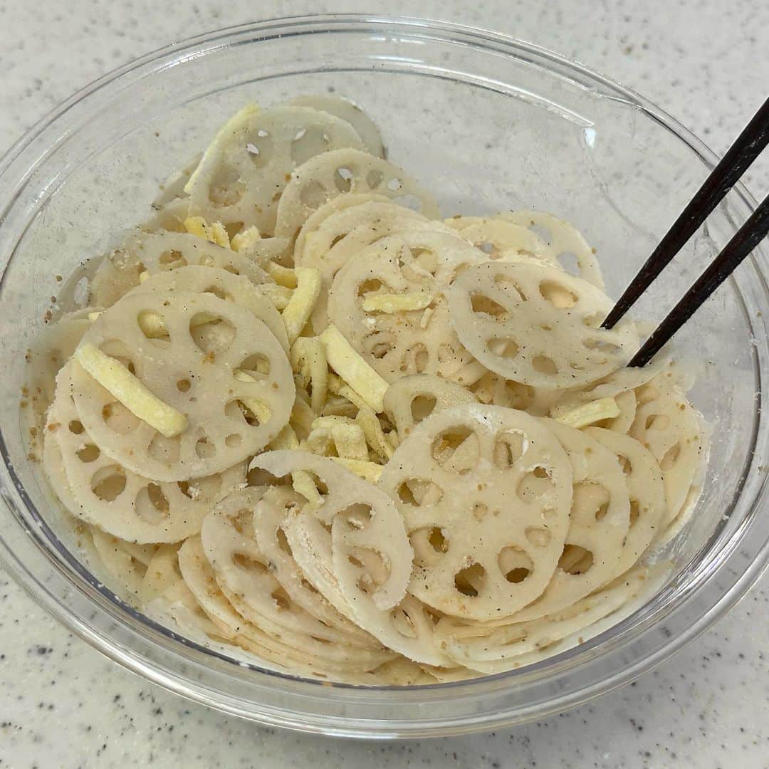 しにゃさんのインスタグラム写真 - (しにゃInstagram)「今日はシャキシャキのれんこんの食感と、カリっと香ばしいチーズの組み合わせが最高の１品をご紹介します🤗✨ れんこん好き、チーズ好きにはたまらない、おつまみにもおかずにもめっちゃオススメのやつですよ😋💕 ポイントはれんこんを薄くスライスして重ねることで、火の通りを均等にしてカリカリ食感とシャキシャキ食感を楽しめます🙌🏻 それでは作り方をご紹介します🤗✨         シャキッとめちゃウマ♬ れんこんチーズガレット♬  【材料】２〜３人分 ◎れんこん・・・２００g ◎チーズ(ピザ用)・・・８０g ◎片栗粉・・・大さじ２ ◎コンソメ(顆粒)・・・小さじ１ ◎塩こしょう・・・少々 (お好みで) ◎パセリ・・・お好みで         【作り方】 １．れんこんの皮を剥き、薄くスライスしていきます。 ※スライサーを使ってもOKです。   ２．ボウルにれんこん、チーズ、片栗粉、コンソメ(顆粒)、塩こしょうを入れて混ぜ合わせます。   ３．少量の油をひいたフライパンに②を敷き詰め、蓋をして中火〜弱火で５分加熱します。   ４．蓋をとってひっくり返し、さらに３分加熱します。 ※お皿を使うと失敗なしです。   ５．良い感じに焼き色がついたらお皿に移し、食べやすくカットしたらお好みでパセリを散らせて完成です。      カリカリのチーズとシャキシャキのれんこんがめちゃウマです😋💕 おかずにもおつまみにもめっちゃオススメなので、ぜひお試しくださいね😆🙌🏻     より詳しいレシピはお手数ですがブログを見てください🤗✨ プロフィール欄のURL(@shinya6727 )、もしくはストーリーズのスワイプから飛べます😌✨  【お知らせ】 私の２冊目のレシピ本、「しにゃのやみつき！つまみ飯」重版されております🙌🏻 いつも応援してくださる皆さまのおかげです😂🙏 なるべくシンプルな食材や調味料、どこにでもある調理器具を使って作れるやみつきレシピをまとめた１冊になっております📚 お料理が好きな方も苦手な方も楽しんでいただける内容になっています😊  いつも通りの鶏むね肉やもやし、厚揚げといった、リーズナブルでヘルシーな食材を使った大満足レシピを多数掲載してます🙌🏻 とにかく幅広い方のお役に立てるレシピ本となっていますので、多くの方に手に取っていただけたら嬉しく思います😌🙏 お買い求めはAmazon、楽天などのネット通販か、全国の書店で📚 どうぞよろしくお願いします😊 ・ ・ ・ #レシピ #recipe #簡単レシピ #料理 #cooking #おうちごはん #おうち飲み #れんこん #チーズ #cheese #おつまみ #ガレット #galette」6月26日 19時58分 - shinya6727