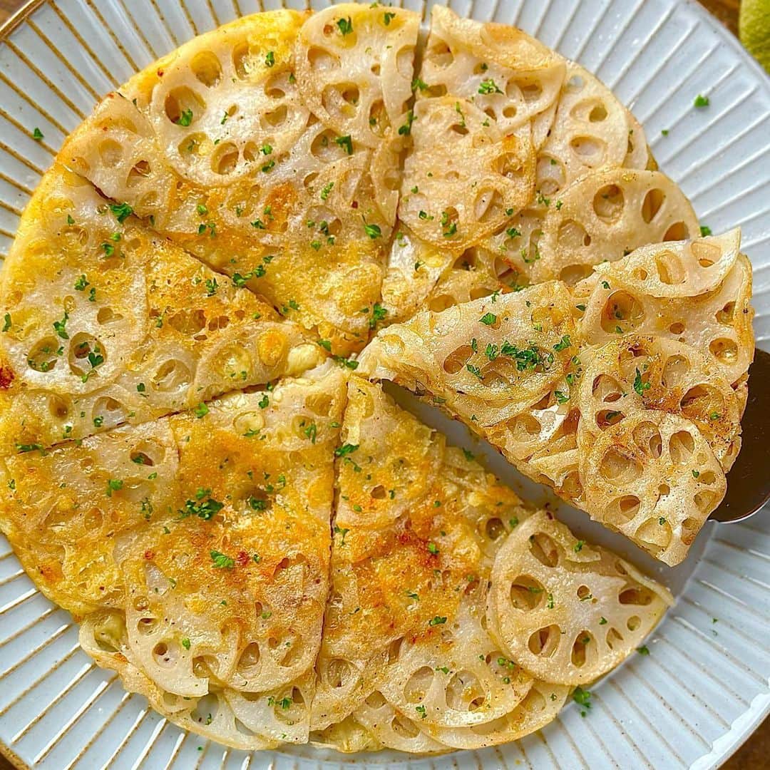 しにゃさんのインスタグラム写真 - (しにゃInstagram)「今日はシャキシャキのれんこんの食感と、カリっと香ばしいチーズの組み合わせが最高の１品をご紹介します🤗✨ れんこん好き、チーズ好きにはたまらない、おつまみにもおかずにもめっちゃオススメのやつですよ😋💕 ポイントはれんこんを薄くスライスして重ねることで、火の通りを均等にしてカリカリ食感とシャキシャキ食感を楽しめます🙌🏻 それでは作り方をご紹介します🤗✨         シャキッとめちゃウマ♬ れんこんチーズガレット♬  【材料】２〜３人分 ◎れんこん・・・２００g ◎チーズ(ピザ用)・・・８０g ◎片栗粉・・・大さじ２ ◎コンソメ(顆粒)・・・小さじ１ ◎塩こしょう・・・少々 (お好みで) ◎パセリ・・・お好みで         【作り方】 １．れんこんの皮を剥き、薄くスライスしていきます。 ※スライサーを使ってもOKです。   ２．ボウルにれんこん、チーズ、片栗粉、コンソメ(顆粒)、塩こしょうを入れて混ぜ合わせます。   ３．少量の油をひいたフライパンに②を敷き詰め、蓋をして中火〜弱火で５分加熱します。   ４．蓋をとってひっくり返し、さらに３分加熱します。 ※お皿を使うと失敗なしです。   ５．良い感じに焼き色がついたらお皿に移し、食べやすくカットしたらお好みでパセリを散らせて完成です。      カリカリのチーズとシャキシャキのれんこんがめちゃウマです😋💕 おかずにもおつまみにもめっちゃオススメなので、ぜひお試しくださいね😆🙌🏻     より詳しいレシピはお手数ですがブログを見てください🤗✨ プロフィール欄のURL(@shinya6727 )、もしくはストーリーズのスワイプから飛べます😌✨  【お知らせ】 私の２冊目のレシピ本、「しにゃのやみつき！つまみ飯」重版されております🙌🏻 いつも応援してくださる皆さまのおかげです😂🙏 なるべくシンプルな食材や調味料、どこにでもある調理器具を使って作れるやみつきレシピをまとめた１冊になっております📚 お料理が好きな方も苦手な方も楽しんでいただける内容になっています😊  いつも通りの鶏むね肉やもやし、厚揚げといった、リーズナブルでヘルシーな食材を使った大満足レシピを多数掲載してます🙌🏻 とにかく幅広い方のお役に立てるレシピ本となっていますので、多くの方に手に取っていただけたら嬉しく思います😌🙏 お買い求めはAmazon、楽天などのネット通販か、全国の書店で📚 どうぞよろしくお願いします😊 ・ ・ ・ #レシピ #recipe #簡単レシピ #料理 #cooking #おうちごはん #おうち飲み #れんこん #チーズ #cheese #おつまみ #ガレット #galette」6月26日 19時58分 - shinya6727