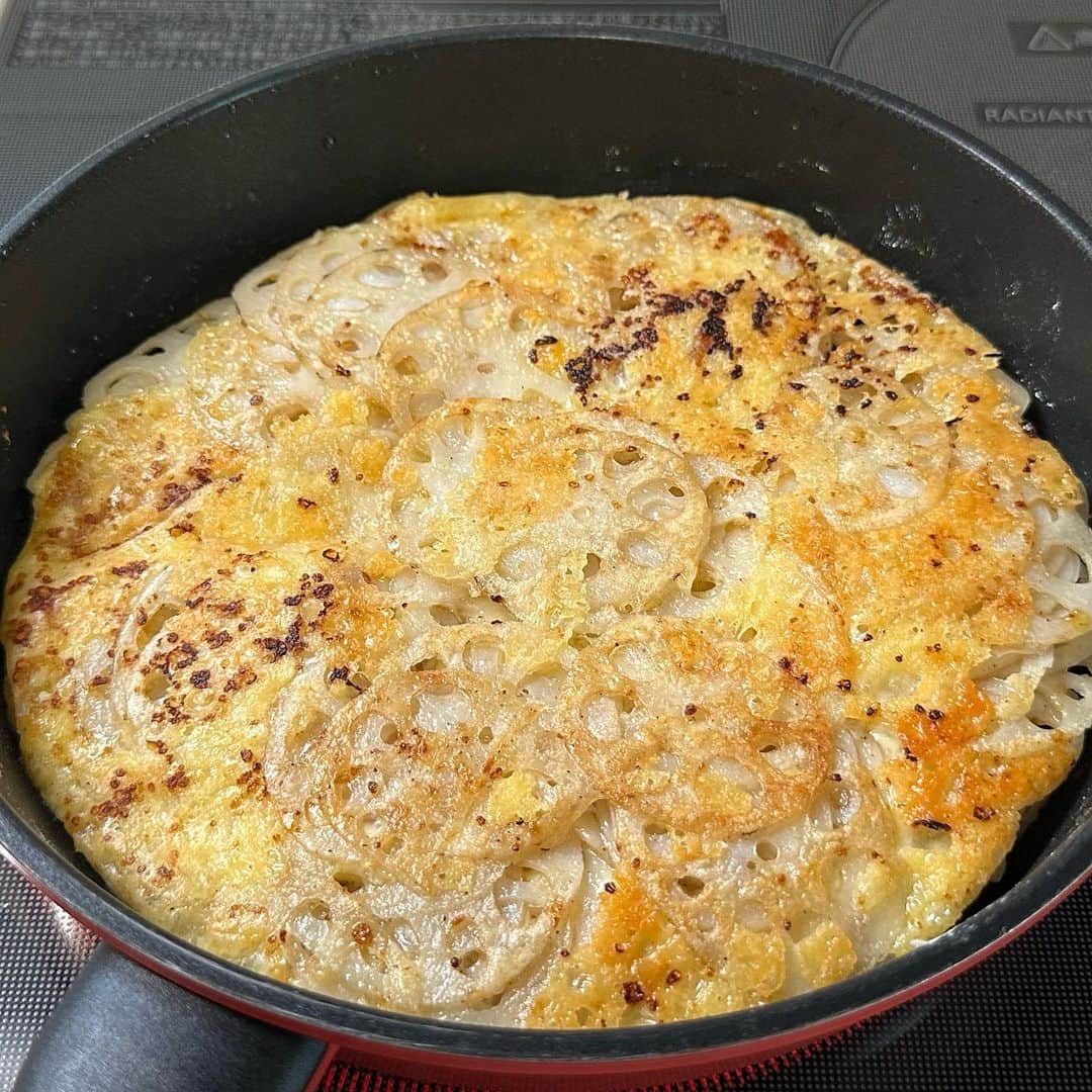 しにゃさんのインスタグラム写真 - (しにゃInstagram)「今日はシャキシャキのれんこんの食感と、カリっと香ばしいチーズの組み合わせが最高の１品をご紹介します🤗✨ れんこん好き、チーズ好きにはたまらない、おつまみにもおかずにもめっちゃオススメのやつですよ😋💕 ポイントはれんこんを薄くスライスして重ねることで、火の通りを均等にしてカリカリ食感とシャキシャキ食感を楽しめます🙌🏻 それでは作り方をご紹介します🤗✨         シャキッとめちゃウマ♬ れんこんチーズガレット♬  【材料】２〜３人分 ◎れんこん・・・２００g ◎チーズ(ピザ用)・・・８０g ◎片栗粉・・・大さじ２ ◎コンソメ(顆粒)・・・小さじ１ ◎塩こしょう・・・少々 (お好みで) ◎パセリ・・・お好みで         【作り方】 １．れんこんの皮を剥き、薄くスライスしていきます。 ※スライサーを使ってもOKです。   ２．ボウルにれんこん、チーズ、片栗粉、コンソメ(顆粒)、塩こしょうを入れて混ぜ合わせます。   ３．少量の油をひいたフライパンに②を敷き詰め、蓋をして中火〜弱火で５分加熱します。   ４．蓋をとってひっくり返し、さらに３分加熱します。 ※お皿を使うと失敗なしです。   ５．良い感じに焼き色がついたらお皿に移し、食べやすくカットしたらお好みでパセリを散らせて完成です。      カリカリのチーズとシャキシャキのれんこんがめちゃウマです😋💕 おかずにもおつまみにもめっちゃオススメなので、ぜひお試しくださいね😆🙌🏻     より詳しいレシピはお手数ですがブログを見てください🤗✨ プロフィール欄のURL(@shinya6727 )、もしくはストーリーズのスワイプから飛べます😌✨  【お知らせ】 私の２冊目のレシピ本、「しにゃのやみつき！つまみ飯」重版されております🙌🏻 いつも応援してくださる皆さまのおかげです😂🙏 なるべくシンプルな食材や調味料、どこにでもある調理器具を使って作れるやみつきレシピをまとめた１冊になっております📚 お料理が好きな方も苦手な方も楽しんでいただける内容になっています😊  いつも通りの鶏むね肉やもやし、厚揚げといった、リーズナブルでヘルシーな食材を使った大満足レシピを多数掲載してます🙌🏻 とにかく幅広い方のお役に立てるレシピ本となっていますので、多くの方に手に取っていただけたら嬉しく思います😌🙏 お買い求めはAmazon、楽天などのネット通販か、全国の書店で📚 どうぞよろしくお願いします😊 ・ ・ ・ #レシピ #recipe #簡単レシピ #料理 #cooking #おうちごはん #おうち飲み #れんこん #チーズ #cheese #おつまみ #ガレット #galette」6月26日 19時58分 - shinya6727