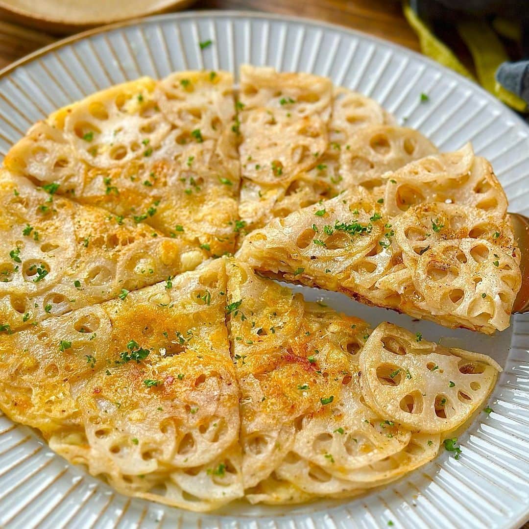 しにゃさんのインスタグラム写真 - (しにゃInstagram)「今日はシャキシャキのれんこんの食感と、カリっと香ばしいチーズの組み合わせが最高の１品をご紹介します🤗✨ れんこん好き、チーズ好きにはたまらない、おつまみにもおかずにもめっちゃオススメのやつですよ😋💕 ポイントはれんこんを薄くスライスして重ねることで、火の通りを均等にしてカリカリ食感とシャキシャキ食感を楽しめます🙌🏻 それでは作り方をご紹介します🤗✨         シャキッとめちゃウマ♬ れんこんチーズガレット♬  【材料】２〜３人分 ◎れんこん・・・２００g ◎チーズ(ピザ用)・・・８０g ◎片栗粉・・・大さじ２ ◎コンソメ(顆粒)・・・小さじ１ ◎塩こしょう・・・少々 (お好みで) ◎パセリ・・・お好みで         【作り方】 １．れんこんの皮を剥き、薄くスライスしていきます。 ※スライサーを使ってもOKです。   ２．ボウルにれんこん、チーズ、片栗粉、コンソメ(顆粒)、塩こしょうを入れて混ぜ合わせます。   ３．少量の油をひいたフライパンに②を敷き詰め、蓋をして中火〜弱火で５分加熱します。   ４．蓋をとってひっくり返し、さらに３分加熱します。 ※お皿を使うと失敗なしです。   ５．良い感じに焼き色がついたらお皿に移し、食べやすくカットしたらお好みでパセリを散らせて完成です。      カリカリのチーズとシャキシャキのれんこんがめちゃウマです😋💕 おかずにもおつまみにもめっちゃオススメなので、ぜひお試しくださいね😆🙌🏻     より詳しいレシピはお手数ですがブログを見てください🤗✨ プロフィール欄のURL(@shinya6727 )、もしくはストーリーズのスワイプから飛べます😌✨  【お知らせ】 私の２冊目のレシピ本、「しにゃのやみつき！つまみ飯」重版されております🙌🏻 いつも応援してくださる皆さまのおかげです😂🙏 なるべくシンプルな食材や調味料、どこにでもある調理器具を使って作れるやみつきレシピをまとめた１冊になっております📚 お料理が好きな方も苦手な方も楽しんでいただける内容になっています😊  いつも通りの鶏むね肉やもやし、厚揚げといった、リーズナブルでヘルシーな食材を使った大満足レシピを多数掲載してます🙌🏻 とにかく幅広い方のお役に立てるレシピ本となっていますので、多くの方に手に取っていただけたら嬉しく思います😌🙏 お買い求めはAmazon、楽天などのネット通販か、全国の書店で📚 どうぞよろしくお願いします😊 ・ ・ ・ #レシピ #recipe #簡単レシピ #料理 #cooking #おうちごはん #おうち飲み #れんこん #チーズ #cheese #おつまみ #ガレット #galette」6月26日 19時58分 - shinya6727