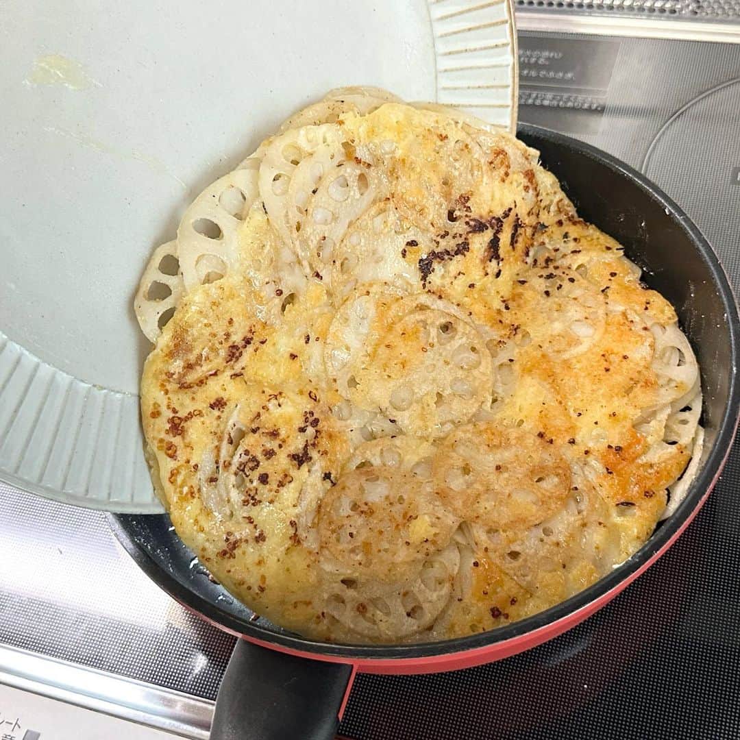 しにゃさんのインスタグラム写真 - (しにゃInstagram)「今日はシャキシャキのれんこんの食感と、カリっと香ばしいチーズの組み合わせが最高の１品をご紹介します🤗✨ れんこん好き、チーズ好きにはたまらない、おつまみにもおかずにもめっちゃオススメのやつですよ😋💕 ポイントはれんこんを薄くスライスして重ねることで、火の通りを均等にしてカリカリ食感とシャキシャキ食感を楽しめます🙌🏻 それでは作り方をご紹介します🤗✨         シャキッとめちゃウマ♬ れんこんチーズガレット♬  【材料】２〜３人分 ◎れんこん・・・２００g ◎チーズ(ピザ用)・・・８０g ◎片栗粉・・・大さじ２ ◎コンソメ(顆粒)・・・小さじ１ ◎塩こしょう・・・少々 (お好みで) ◎パセリ・・・お好みで         【作り方】 １．れんこんの皮を剥き、薄くスライスしていきます。 ※スライサーを使ってもOKです。   ２．ボウルにれんこん、チーズ、片栗粉、コンソメ(顆粒)、塩こしょうを入れて混ぜ合わせます。   ３．少量の油をひいたフライパンに②を敷き詰め、蓋をして中火〜弱火で５分加熱します。   ４．蓋をとってひっくり返し、さらに３分加熱します。 ※お皿を使うと失敗なしです。   ５．良い感じに焼き色がついたらお皿に移し、食べやすくカットしたらお好みでパセリを散らせて完成です。      カリカリのチーズとシャキシャキのれんこんがめちゃウマです😋💕 おかずにもおつまみにもめっちゃオススメなので、ぜひお試しくださいね😆🙌🏻     より詳しいレシピはお手数ですがブログを見てください🤗✨ プロフィール欄のURL(@shinya6727 )、もしくはストーリーズのスワイプから飛べます😌✨  【お知らせ】 私の２冊目のレシピ本、「しにゃのやみつき！つまみ飯」重版されております🙌🏻 いつも応援してくださる皆さまのおかげです😂🙏 なるべくシンプルな食材や調味料、どこにでもある調理器具を使って作れるやみつきレシピをまとめた１冊になっております📚 お料理が好きな方も苦手な方も楽しんでいただける内容になっています😊  いつも通りの鶏むね肉やもやし、厚揚げといった、リーズナブルでヘルシーな食材を使った大満足レシピを多数掲載してます🙌🏻 とにかく幅広い方のお役に立てるレシピ本となっていますので、多くの方に手に取っていただけたら嬉しく思います😌🙏 お買い求めはAmazon、楽天などのネット通販か、全国の書店で📚 どうぞよろしくお願いします😊 ・ ・ ・ #レシピ #recipe #簡単レシピ #料理 #cooking #おうちごはん #おうち飲み #れんこん #チーズ #cheese #おつまみ #ガレット #galette」6月26日 19時58分 - shinya6727