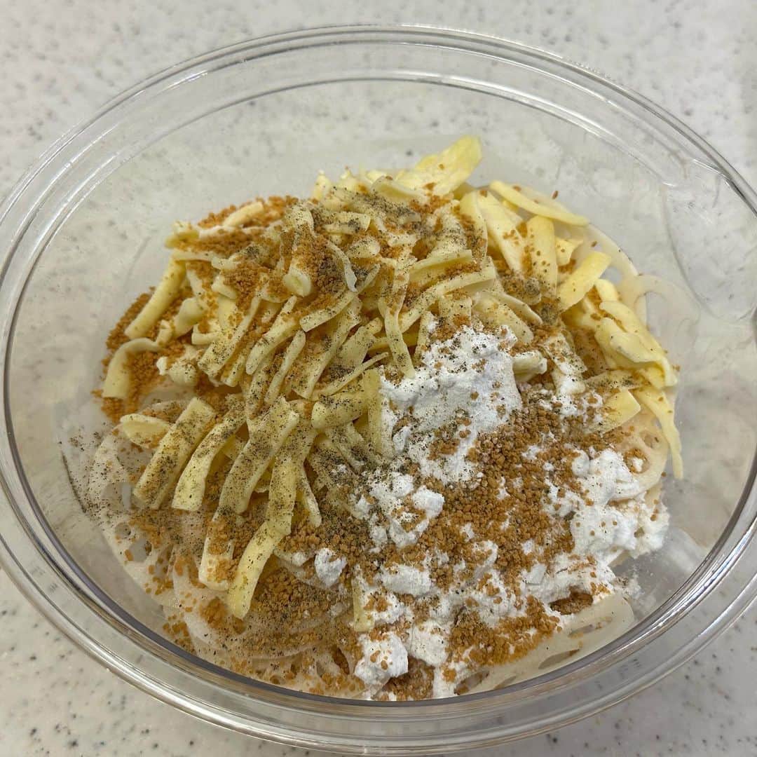 しにゃさんのインスタグラム写真 - (しにゃInstagram)「今日はシャキシャキのれんこんの食感と、カリっと香ばしいチーズの組み合わせが最高の１品をご紹介します🤗✨ れんこん好き、チーズ好きにはたまらない、おつまみにもおかずにもめっちゃオススメのやつですよ😋💕 ポイントはれんこんを薄くスライスして重ねることで、火の通りを均等にしてカリカリ食感とシャキシャキ食感を楽しめます🙌🏻 それでは作り方をご紹介します🤗✨         シャキッとめちゃウマ♬ れんこんチーズガレット♬  【材料】２〜３人分 ◎れんこん・・・２００g ◎チーズ(ピザ用)・・・８０g ◎片栗粉・・・大さじ２ ◎コンソメ(顆粒)・・・小さじ１ ◎塩こしょう・・・少々 (お好みで) ◎パセリ・・・お好みで         【作り方】 １．れんこんの皮を剥き、薄くスライスしていきます。 ※スライサーを使ってもOKです。   ２．ボウルにれんこん、チーズ、片栗粉、コンソメ(顆粒)、塩こしょうを入れて混ぜ合わせます。   ３．少量の油をひいたフライパンに②を敷き詰め、蓋をして中火〜弱火で５分加熱します。   ４．蓋をとってひっくり返し、さらに３分加熱します。 ※お皿を使うと失敗なしです。   ５．良い感じに焼き色がついたらお皿に移し、食べやすくカットしたらお好みでパセリを散らせて完成です。      カリカリのチーズとシャキシャキのれんこんがめちゃウマです😋💕 おかずにもおつまみにもめっちゃオススメなので、ぜひお試しくださいね😆🙌🏻     より詳しいレシピはお手数ですがブログを見てください🤗✨ プロフィール欄のURL(@shinya6727 )、もしくはストーリーズのスワイプから飛べます😌✨  【お知らせ】 私の２冊目のレシピ本、「しにゃのやみつき！つまみ飯」重版されております🙌🏻 いつも応援してくださる皆さまのおかげです😂🙏 なるべくシンプルな食材や調味料、どこにでもある調理器具を使って作れるやみつきレシピをまとめた１冊になっております📚 お料理が好きな方も苦手な方も楽しんでいただける内容になっています😊  いつも通りの鶏むね肉やもやし、厚揚げといった、リーズナブルでヘルシーな食材を使った大満足レシピを多数掲載してます🙌🏻 とにかく幅広い方のお役に立てるレシピ本となっていますので、多くの方に手に取っていただけたら嬉しく思います😌🙏 お買い求めはAmazon、楽天などのネット通販か、全国の書店で📚 どうぞよろしくお願いします😊 ・ ・ ・ #レシピ #recipe #簡単レシピ #料理 #cooking #おうちごはん #おうち飲み #れんこん #チーズ #cheese #おつまみ #ガレット #galette」6月26日 19時58分 - shinya6727