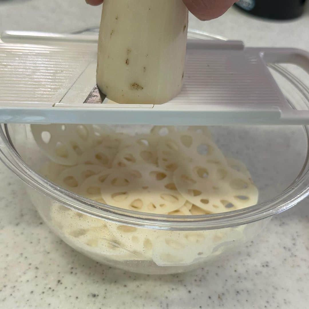 しにゃさんのインスタグラム写真 - (しにゃInstagram)「今日はシャキシャキのれんこんの食感と、カリっと香ばしいチーズの組み合わせが最高の１品をご紹介します🤗✨ れんこん好き、チーズ好きにはたまらない、おつまみにもおかずにもめっちゃオススメのやつですよ😋💕 ポイントはれんこんを薄くスライスして重ねることで、火の通りを均等にしてカリカリ食感とシャキシャキ食感を楽しめます🙌🏻 それでは作り方をご紹介します🤗✨         シャキッとめちゃウマ♬ れんこんチーズガレット♬  【材料】２〜３人分 ◎れんこん・・・２００g ◎チーズ(ピザ用)・・・８０g ◎片栗粉・・・大さじ２ ◎コンソメ(顆粒)・・・小さじ１ ◎塩こしょう・・・少々 (お好みで) ◎パセリ・・・お好みで         【作り方】 １．れんこんの皮を剥き、薄くスライスしていきます。 ※スライサーを使ってもOKです。   ２．ボウルにれんこん、チーズ、片栗粉、コンソメ(顆粒)、塩こしょうを入れて混ぜ合わせます。   ３．少量の油をひいたフライパンに②を敷き詰め、蓋をして中火〜弱火で５分加熱します。   ４．蓋をとってひっくり返し、さらに３分加熱します。 ※お皿を使うと失敗なしです。   ５．良い感じに焼き色がついたらお皿に移し、食べやすくカットしたらお好みでパセリを散らせて完成です。      カリカリのチーズとシャキシャキのれんこんがめちゃウマです😋💕 おかずにもおつまみにもめっちゃオススメなので、ぜひお試しくださいね😆🙌🏻     より詳しいレシピはお手数ですがブログを見てください🤗✨ プロフィール欄のURL(@shinya6727 )、もしくはストーリーズのスワイプから飛べます😌✨  【お知らせ】 私の２冊目のレシピ本、「しにゃのやみつき！つまみ飯」重版されております🙌🏻 いつも応援してくださる皆さまのおかげです😂🙏 なるべくシンプルな食材や調味料、どこにでもある調理器具を使って作れるやみつきレシピをまとめた１冊になっております📚 お料理が好きな方も苦手な方も楽しんでいただける内容になっています😊  いつも通りの鶏むね肉やもやし、厚揚げといった、リーズナブルでヘルシーな食材を使った大満足レシピを多数掲載してます🙌🏻 とにかく幅広い方のお役に立てるレシピ本となっていますので、多くの方に手に取っていただけたら嬉しく思います😌🙏 お買い求めはAmazon、楽天などのネット通販か、全国の書店で📚 どうぞよろしくお願いします😊 ・ ・ ・ #レシピ #recipe #簡単レシピ #料理 #cooking #おうちごはん #おうち飲み #れんこん #チーズ #cheese #おつまみ #ガレット #galette」6月26日 19時58分 - shinya6727