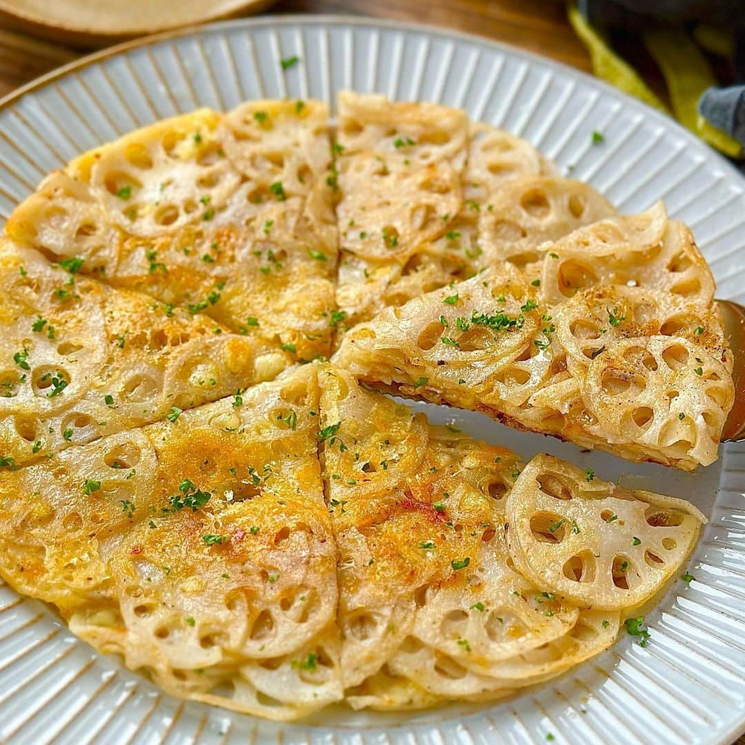 しにゃのインスタグラム：「今日はシャキシャキのれんこんの食感と、カリっと香ばしいチーズの組み合わせが最高の１品をご紹介します🤗✨ れんこん好き、チーズ好きにはたまらない、おつまみにもおかずにもめっちゃオススメのやつですよ😋💕 ポイントはれんこんを薄くスライスして重ねることで、火の通りを均等にしてカリカリ食感とシャキシャキ食感を楽しめます🙌🏻 それでは作り方をご紹介します🤗✨         シャキッとめちゃウマ♬ れんこんチーズガレット♬  【材料】２〜３人分 ◎れんこん・・・２００g ◎チーズ(ピザ用)・・・８０g ◎片栗粉・・・大さじ２ ◎コンソメ(顆粒)・・・小さじ１ ◎塩こしょう・・・少々 (お好みで) ◎パセリ・・・お好みで         【作り方】 １．れんこんの皮を剥き、薄くスライスしていきます。 ※スライサーを使ってもOKです。   ２．ボウルにれんこん、チーズ、片栗粉、コンソメ(顆粒)、塩こしょうを入れて混ぜ合わせます。   ３．少量の油をひいたフライパンに②を敷き詰め、蓋をして中火〜弱火で５分加熱します。   ４．蓋をとってひっくり返し、さらに３分加熱します。 ※お皿を使うと失敗なしです。   ５．良い感じに焼き色がついたらお皿に移し、食べやすくカットしたらお好みでパセリを散らせて完成です。      カリカリのチーズとシャキシャキのれんこんがめちゃウマです😋💕 おかずにもおつまみにもめっちゃオススメなので、ぜひお試しくださいね😆🙌🏻     より詳しいレシピはお手数ですがブログを見てください🤗✨ プロフィール欄のURL(@shinya6727 )、もしくはストーリーズのスワイプから飛べます😌✨  【お知らせ】 私の２冊目のレシピ本、「しにゃのやみつき！つまみ飯」重版されております🙌🏻 いつも応援してくださる皆さまのおかげです😂🙏 なるべくシンプルな食材や調味料、どこにでもある調理器具を使って作れるやみつきレシピをまとめた１冊になっております📚 お料理が好きな方も苦手な方も楽しんでいただける内容になっています😊  いつも通りの鶏むね肉やもやし、厚揚げといった、リーズナブルでヘルシーな食材を使った大満足レシピを多数掲載してます🙌🏻 とにかく幅広い方のお役に立てるレシピ本となっていますので、多くの方に手に取っていただけたら嬉しく思います😌🙏 お買い求めはAmazon、楽天などのネット通販か、全国の書店で📚 どうぞよろしくお願いします😊 ・ ・ ・ #レシピ #recipe #簡単レシピ #料理 #cooking #おうちごはん #おうち飲み #れんこん #チーズ #cheese #おつまみ #ガレット #galette」