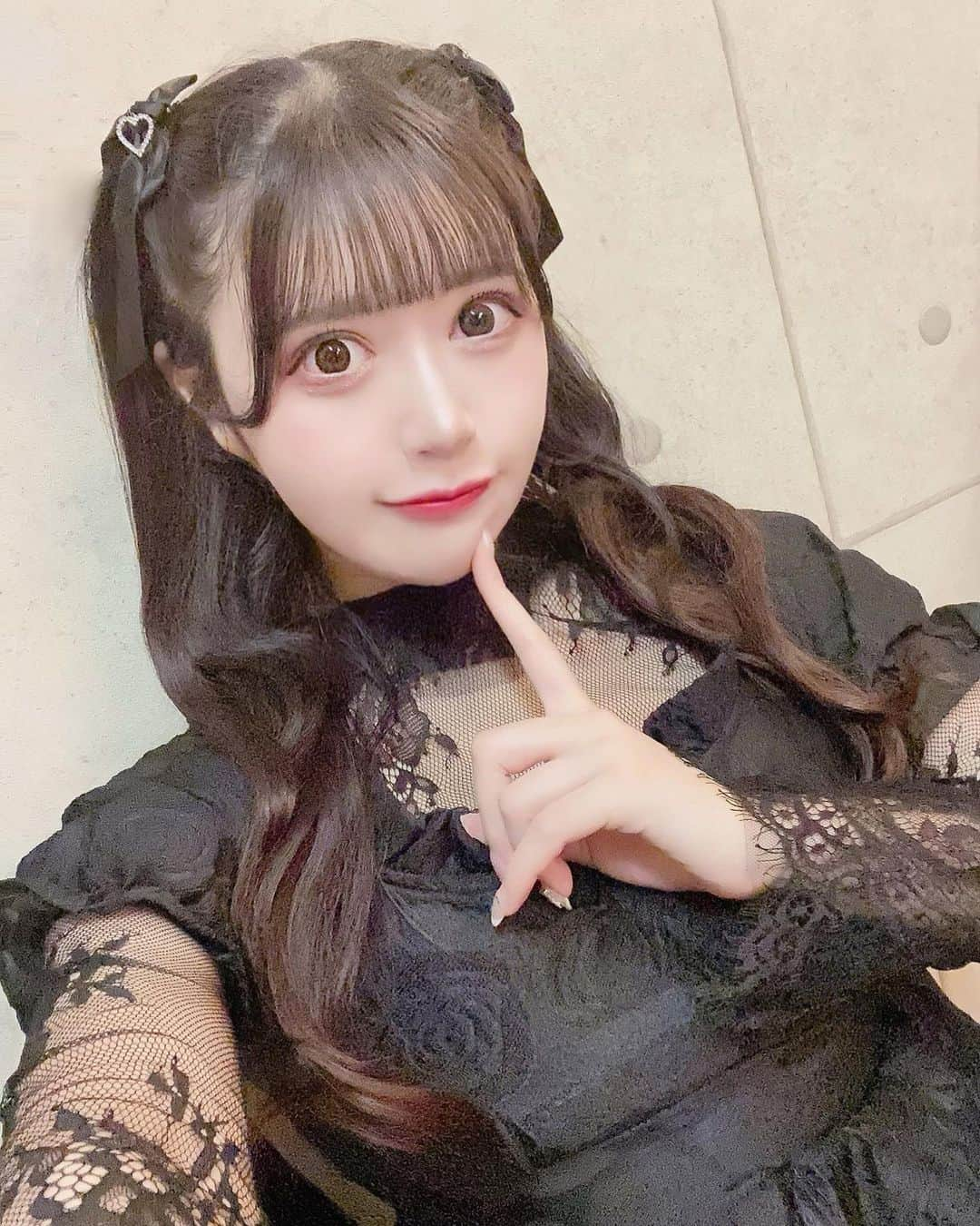 木咲りんのインスタグラム：「* ⋆ まっくろ໒꒰ྀི∩˃ ᵕ ˂∩꒱ྀི১🖤⛓️ ⋆ * #idol#cosplay#cosplaygirl#japaneseidol#japanesegirl#asiangirls#asianbeauty#アイドル#コスプレ女子#グラビアアイドル#乃木坂46#秋葉原#グラドル#コスプレ#コンカフェ嬢#コンカフェ#地雷女#地雷系女子#コスプレイヤー#インスタグラビア#グラビア撮影#波巻き#ハーフツイン#グラビア#撮影会モデル#粉我#偶像#데이트#그녀#아이돌」