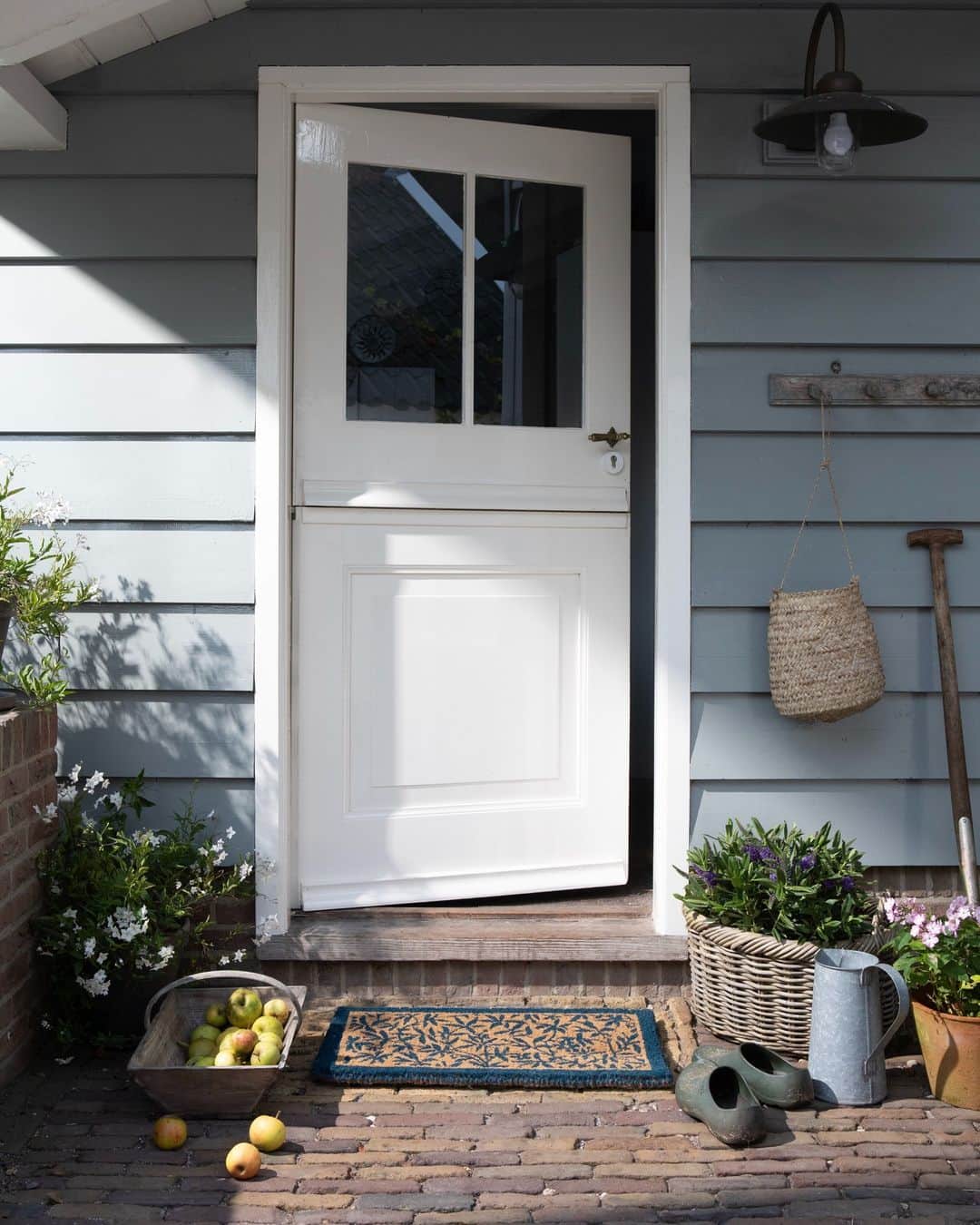 のインスタグラム：「Welcome guests in with a stylish statement like our Cleavers Doormat.⁣ ⁣ Featuring a silhoutte of trailing leaves and daisy shapes, this beautiful Cleavers floral design was first added to the archive in 1970s.」