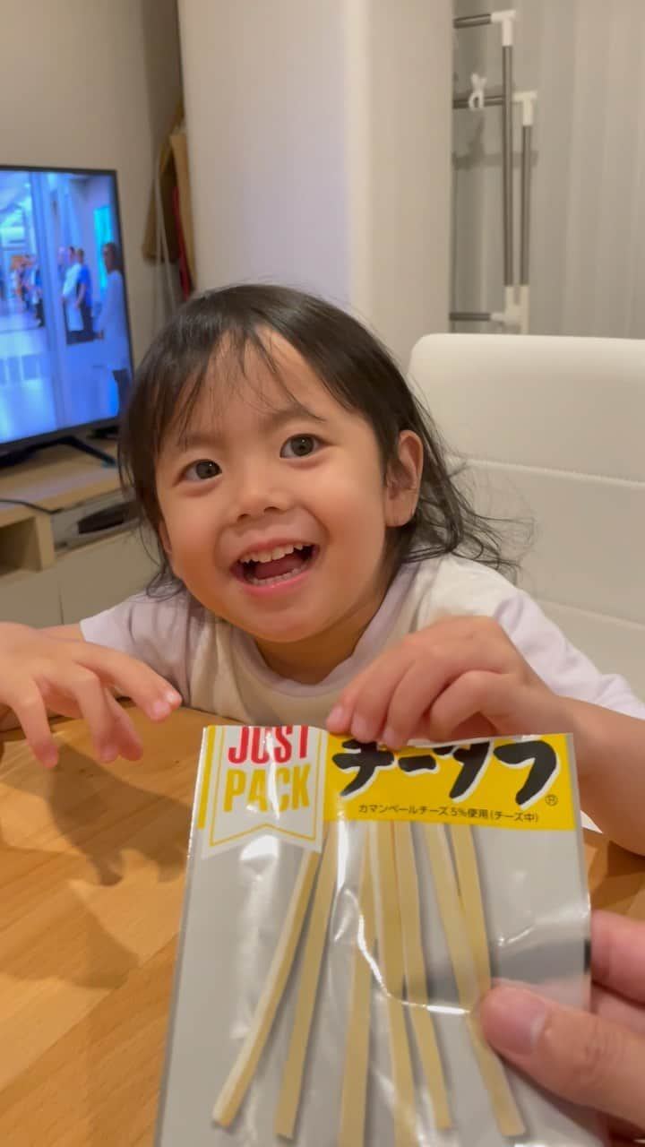 アキラ・コンチネンタル・フィーバーのインスタグラム：「チーズ鱈ちゃん👧 #３歳1ヶ月」