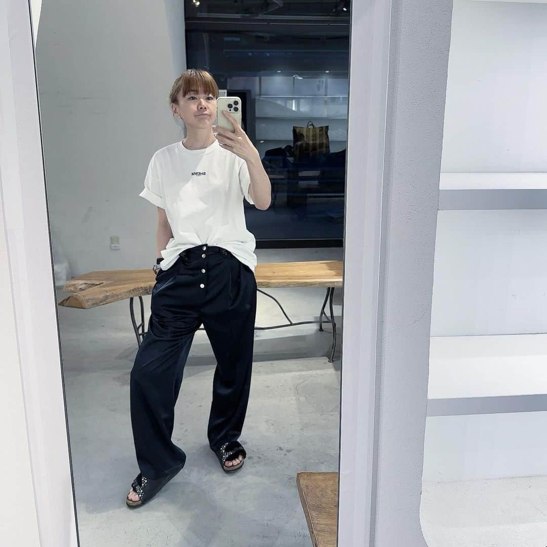 のインスタグラム：「💭💭💭  最近、気に入ってる服 お行儀の良いカジュアル  T-shirt @shemm_paris  Trousers @opulence_tokyo  Sandals @birkenstock   #ootd #fashion #lifestyle #qol #tokyo」