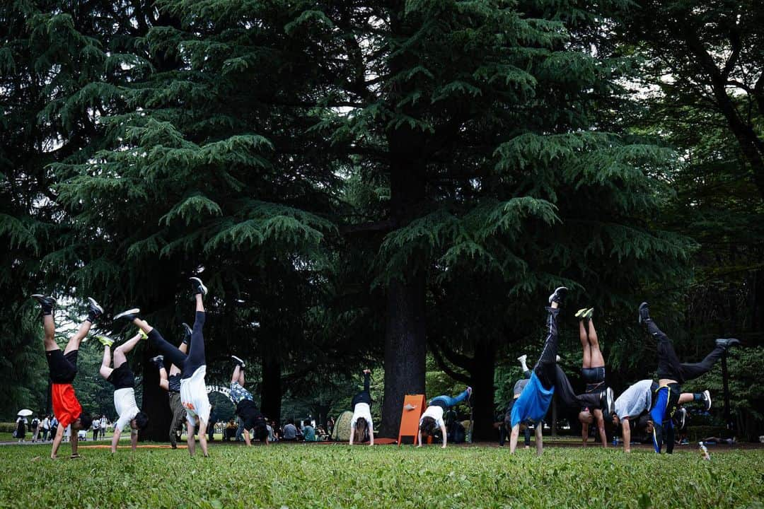 岡部紗季子さんのインスタグラム写真 - (岡部紗季子Instagram)「“ #internationalhandstandday #handstand . いつもと変わらない日常が さかさまになるだけで新しい日常に @handstand_woe_tokyo  📷 @jo_terauchi」6月26日 20時02分 - sakiko_okabe516