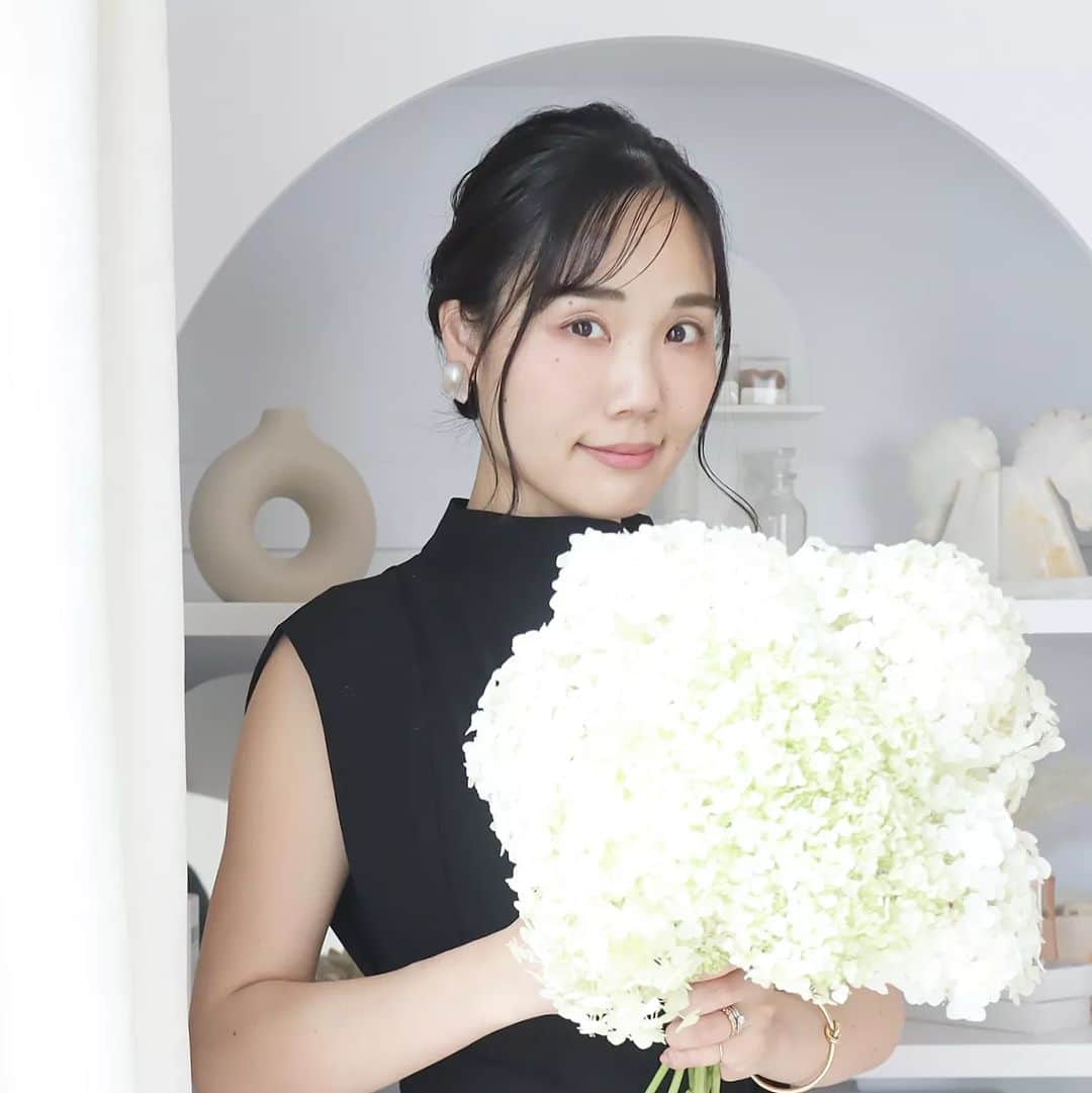 Eri Satoのインスタグラム：「【2023.6.26】 · 38歳になりました 直接会ってお祝いしてくれた子💚 電話くれた子💚 LINEくれた子💚 プレゼントくれた子💚 本当に皆さんいつもありがとう🥰すき · 人生折り返しどころか もう終盤かもって思っているので！ 10年後には母が亡くなった年齢なので。 1日を大事に過ごせたら良いな☺️ · 時間は無限じゃないから、 毎日楽しく仕事して 好きなひとたちと過ごして やりたいことがたくさん出来たら 幸せだなって思ってます💓 20代よりも断然30代が楽しい🥰 · お父さんお母さんありがとう☺️ · · #6月26日#誕生日」