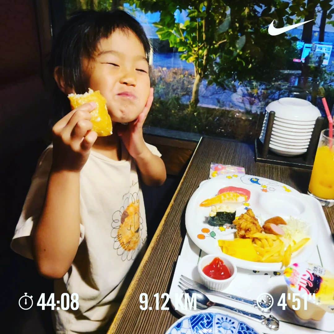 三田尚央のインスタグラム：「夜ラン‼️‼️(9kmまったりラン😁✨✨)  久しぶりにランしてきた❗ 今月は無理せず身体を休めてまた７月から頑張ります☀️ けど、良い汗かけて気持ち良かった🎵  32歳目標達成目指して頑張ります☀️ 積み重ね大事❗ 継続あるのみ(^^) 健康一番❕  娘とデート‼️ こんなんでお腹いっぱいになるとか可愛すぎる😁✨✨笑っ  日々成長❕ 日々挑戦❕ 日々感謝❕  #ランニング #目指せフルマラソン #日々成長 #日々挑戦 #日々感謝 #息子 #娘 #家族 #32歳 #instagram  #目標 #筋トレ #ダイエット #ストレッチ #トレーニング #メンタル #NIKE #ラン #夜ラン #フルマラソン #ハーフマラソン #頑張ります #笑顔 #ビール #サッカー #9kmラン #気持ち良し #スッキリ #6月」