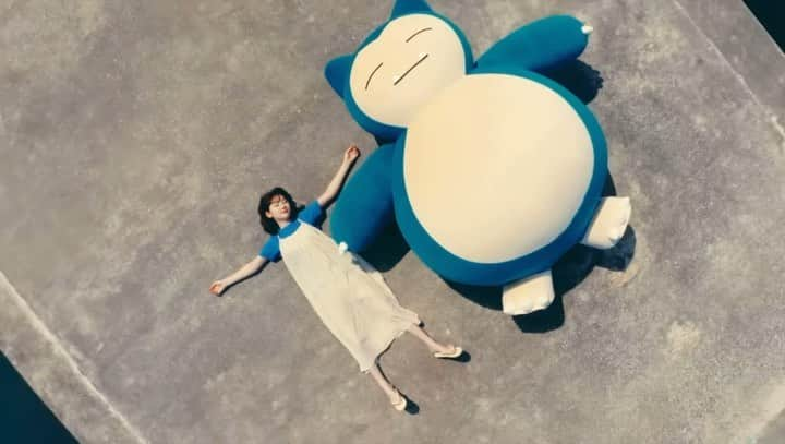 高井真菜のインスタグラム：「プロジェクトカビゴン #カビゴンがほんきをだすWEEK プロジェクト始動映像「おはよう、カビゴン。」 に出演させて頂きました  カビゴンのいる暮らし。 本当に愛おしくて心から癒されます。☺️ 是非何度でもご覧ください💭🫧  #ポケモン #カビゴン #カビゴンのいる暮らし」