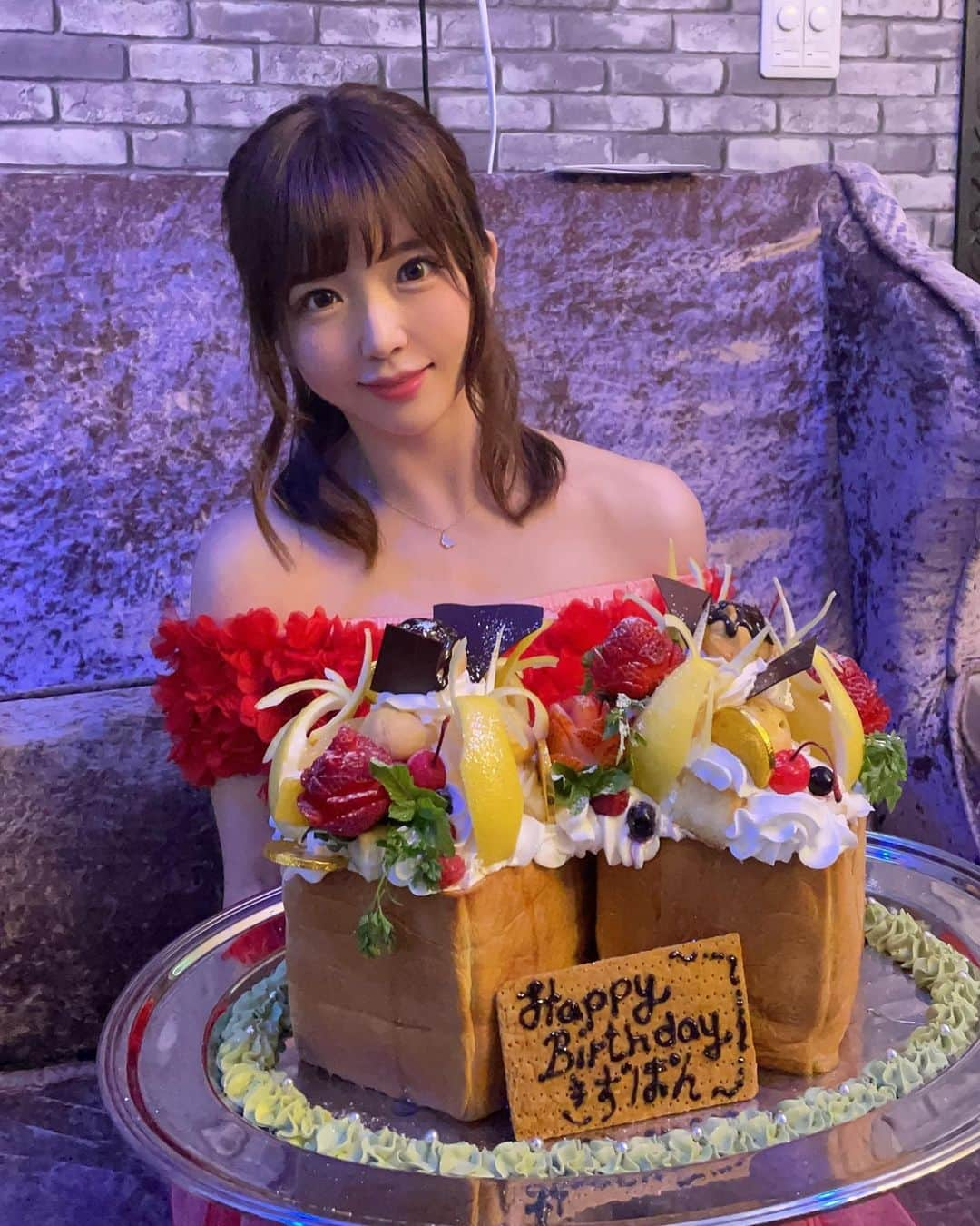 佐倉絆さんのインスタグラム写真 - (佐倉絆Instagram)「今年もたくさんのお誕生日祝いありがとうございました🎂  #ゴミゼロの日 #覚えやすい #誕生日 #34歳 #もう若くない #気持ちは若い #飲み方も若い #いつメンと #いつファン？ #大好き」6月26日 20時07分 - kizunasakura