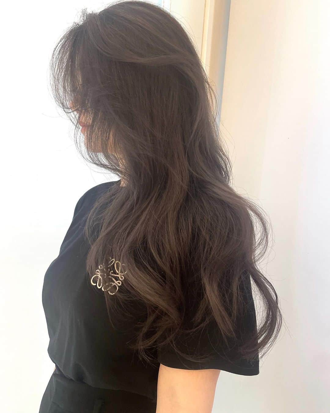 原涼香のインスタグラム：「大人気greige🩶赤味を柔らかく消して透明感up♡ ㅤㅤㅤㅤㅤㅤㅤㅤㅤㅤㅤㅤㅤ ダークトーンでも重くならないのがpoint🤍 カラーのみで明るめを続けると 透明感がよりでます✨ 一回で明るめ希望の方はWケアカラーがオススメです✔︎🤍 ㅤㅤㅤㅤㅤㅤㅤㅤㅤㅤㅤㅤㅤ 🎀韓国HAIR STYLE menu... ㅤㅤㅤㅤㅤㅤㅤㅤㅤㅤㅤㅤㅤ ☑︎カット ワンカールだけでも可愛いこだわりレイヤーカット🖤  ☑︎プレミアムケアカラー(or Wケアカラー) 透明感バツグンのグレージュカラー🩶 ㅤㅤㅤㅤㅤㅤㅤㅤㅤㅤㅤㅤㅤ ☑︎バイカルテトリートメント 韓国人みたいなツヤ髪はバイカルテトリートメントで叶います🖤  ㅤㅤㅤㅤㅤㅤㅤㅤㅤㅤㅤㅤㅤ ご予約はリンクから🫶🏻🔗 ㅤㅤㅤㅤㅤㅤㅤㅤㅤㅤㅤㅤㅤㅤㅤㅤㅤㅤㅤㅤㅤㅤㅤㅤㅤㅤ  #SHIMA#韓国ヘア#韓国スタイル#レイヤーカット#ワンホンヘア#ワンホン#ダークトーン#網紅#初カラー#暗髪#ベージュカラー#ラベンダーカラー#グレージュ#オリーブカラー#透明感カラー#銀座美容院#銀座美容室#美容師#시스루뱅#레이어드컷#koreanhair」