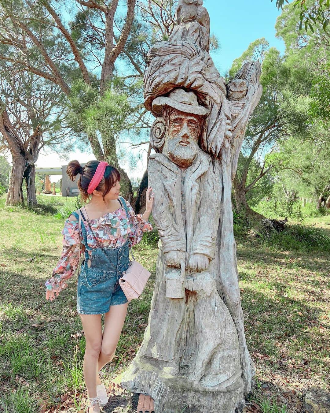 溝呂木世蘭さんのインスタグラム写真 - (溝呂木世蘭Instagram)「木のアートが並んでいる不思議な場所！  📍Chainsaw Sculpture viewing  あんまり知られてない所みたいだった！たまたまインスタの地図見てた時にみつけて  行ってみたんだけど 予想以上に楽しかったぁ♡  木をくっつけてって感じじゃなくて 一本の木を掘って掘ってアートにしてる感じだった♡  #ChainsawSculptureviewing #オーストラリア# Australia#パース# Perth#西オーストラリア#ロードトリップ#キャンピングカー#女子旅#loadtrip #旅好き#旅女#旅行好きな人と繋がりたい」6月26日 20時08分 - seran_0422