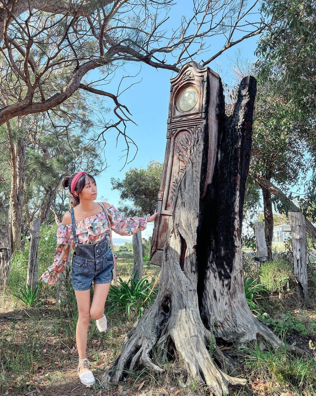 溝呂木世蘭のインスタグラム：「木のアートが並んでいる不思議な場所！  📍Chainsaw Sculpture viewing  あんまり知られてない所みたいだった！たまたまインスタの地図見てた時にみつけて  行ってみたんだけど 予想以上に楽しかったぁ♡  木をくっつけてって感じじゃなくて 一本の木を掘って掘ってアートにしてる感じだった♡  #ChainsawSculptureviewing #オーストラリア# Australia#パース# Perth#西オーストラリア#ロードトリップ#キャンピングカー#女子旅#loadtrip #旅好き#旅女#旅行好きな人と繋がりたい」