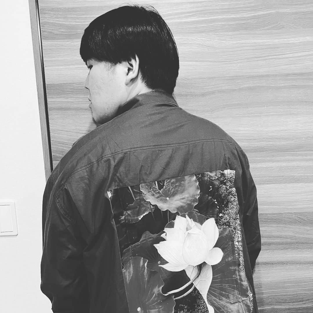 中野周平さんのインスタグラム写真 - (中野周平Instagram)「服もろた！ ここではモノクロだから色味伝わらないの悔しい！かっこいい！ シャツのセミオーダーやってるんだってさ！」6月26日 20時19分 - nakano_krkr