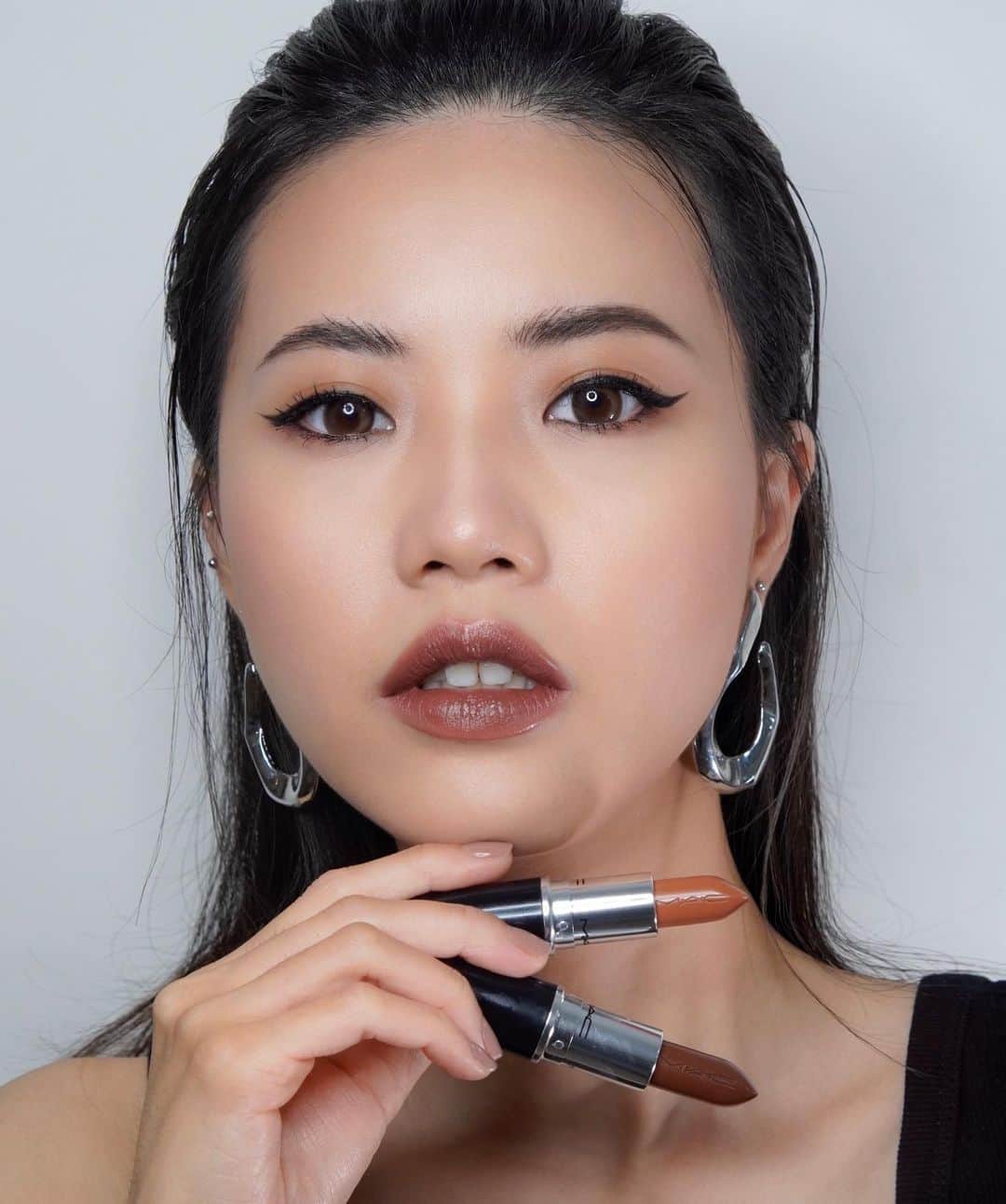 M·A·C Cosmetics Hong Kongさんのインスタグラム写真 - (M·A·C Cosmetics Hong KongInstagram)「疊加出 #MAC炫光幻夏 嘅水漾咖啡唇💋🤎 Mix and match #水漾潤澤唇膏 嘅焦糖裸色＋濃郁咖啡色，特調出最水潤香滑嘅琉璃水光唇  蘊含高級親膚配方，輕輕一抹，瞬間享受極致持久水亮嘅養唇體驗💫  Product featured: Lustreglass Sheer-Shine Lipstick 水漾潤澤唇膏 in Femmomenon & Can’t Dull My Shine - HK$200 #MAC炫光幻夏 #MACTREND #GLOWSTACK #MACHongKong #Regram from @sying.yau   Meet your go-to lip duo for a glossy, neutral, on-trend lip look this summer🤎 Mix and match the two Lustreglass Lipsticks in Femmomenon & Can’t Dull My Shine with a luscious blend of pout-enhancing pigments that nourish, condition and moisturize lips for a softer, smoother and more supple look.」6月26日 20時18分 - maccosmeticshk