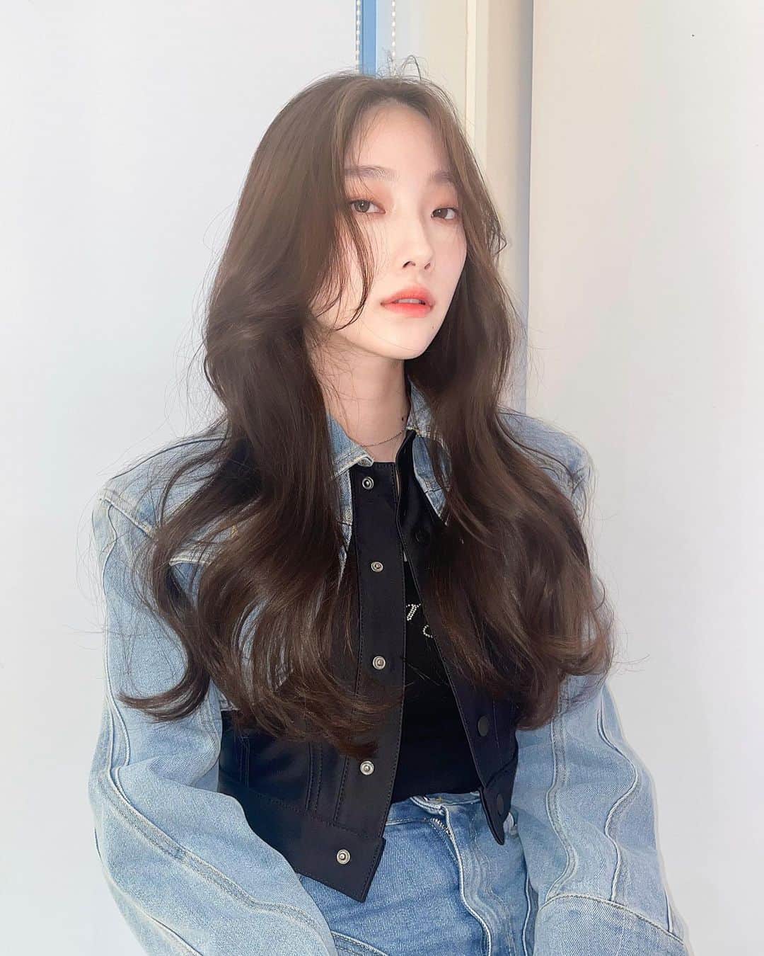 原涼香のインスタグラム：「💙🆕今やりたい韓国レイヤーロング🆕💙 夏は軽やかなレイヤースタイルがトレンドですദ്ദി‪- ·̫ - ̳ ㅤㅤㅤㅤㅤㅤㅤㅤㅤㅤㅤㅤㅤ 🎀韓国HAIR STYLE menu... ㅤㅤㅤㅤㅤㅤㅤㅤㅤㅤㅤㅤㅤ ☑︎カット 巻いても巻かなくても可愛いこだわりレイヤーカット♡  ☑︎プレミアムケアカラー(or Wケアカラー) 透明感バツグンカラーが得意です♡ ㅤㅤㅤㅤㅤㅤㅤㅤㅤㅤㅤㅤㅤ ☑︎HITAトリートメント 韓国人みたいなツヤ髪はトリートメントがマスト♡  ㅤㅤㅤㅤㅤㅤㅤㅤㅤㅤㅤㅤㅤ ご予約はリンクから🫶🏻🔗 ㅤㅤㅤㅤㅤㅤㅤㅤㅤㅤㅤㅤㅤㅤㅤㅤㅤㅤㅤㅤㅤㅤㅤㅤㅤㅤ ㅤㅤㅤㅤㅤㅤㅤㅤㅤㅤㅤㅤㅤ  #SHIMA#韓国ヘア#韓国スタイル#レイヤーカット#ワンホンヘア#ワンホン#ダークトーン#網紅#初カラー#暗髪#ベージュカラー#ラベンダーカラー#グレージュ#オリーブカラー#透明感カラー#銀座美容院#銀座美容室#美容師#시스루뱅#레이어드컷#koreanhair」