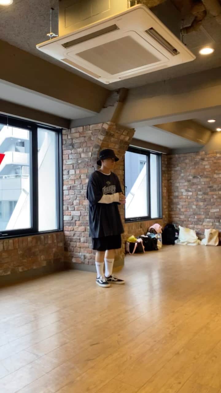古謝那伊留のインスタグラム：「大阪ダンスレッスンで出し忘れていた動画がございましたので 遅くなりましたが出させていただきます💦  初心者クラスの振り付けですが 少しショーダンス的な要素を入れつつ作らせていただきました😊  このダンスも凄く好きで こういう色々な要素を入れたダンスをこれからも作っていきたいなと思います🕺  なんでもないよ､ / マカロニえんぴつ  #choreographer #コレオグラファー #なんでもないよ #マカロニえんぴつ #DANCE #ダンス」