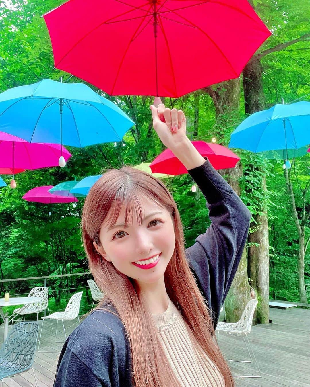 岡田栞奈のインスタグラム：「本日26歳になりました👸💝🎂  25歳の1年間はHKTの活動の時以上に 瞬きしたらもう終わっていました(笑) 見た目は変わっておりませんが中身は＋20歳くらいの経験値を積み、物事の捉え方、 考える力が成長しました🌱 24歳の時に進もうと思ってもいなかった 道をみつけて進んでいるのである意味 人生の分岐点だったなと思います。 人生一度きりなんで後悔なく‼️  この1年で実現させる目標はもう決まっているのでそこに向かって進むのみ‼️誰よりも最高を更新し続ける姿をこれからもみせていく‼️10年後はデカい姿みせてまっせ‼️  また1年間みなさんと成長日記を共有させてください🤭🌻  いつもありがとう🩵 #6月26日 #お誕生日 #mybirthday」