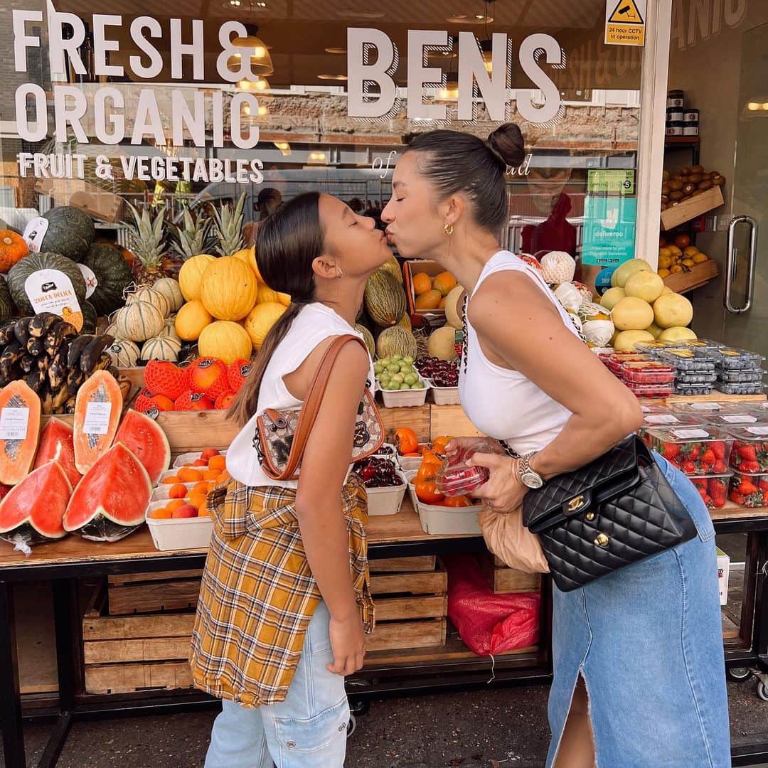 Jennifer Bachdimのインスタグラム：「Can’t keep up with posting content because we’re too busy enjoying London! What a beautiful city!!  . . I think this photos were from our second or third day, we walked 20k, ate lots of fresh fruits & sandwiches, sightseeing and lots of laughters with our friends ❤️ #London #teamBachdim」