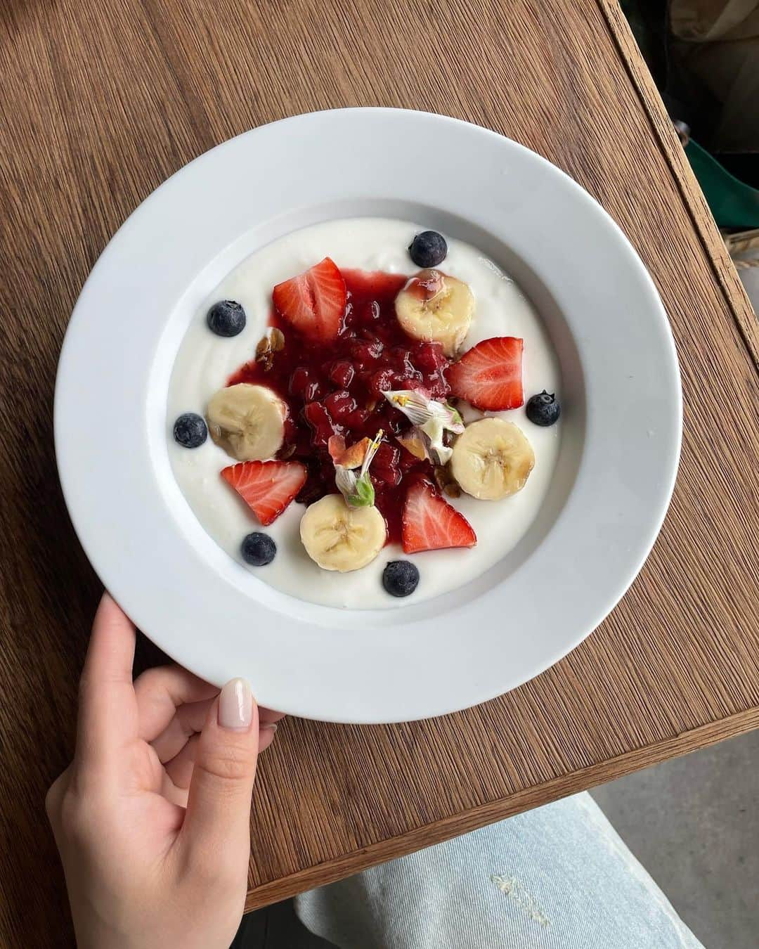 ゆ い りさんのインスタグラム写真 - (ゆ い りInstagram)「大好きなOGAWA COFFEEで朝活🍓🍌🤍 フルーツたっぷりのヨーグルト、 可愛くて美味しくておすすめ♡ コーヒーは超深煎りが好きです☕️ ㅤ 次から沖縄投稿になりそう♡🌺 ㅤ  #ogawacoffeelaboratory #桜新町カフェ」6月26日 20時35分 - pamyuiri