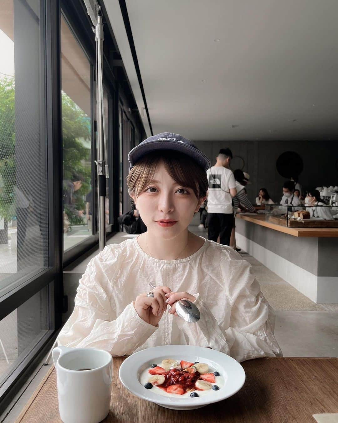 ゆ い りさんのインスタグラム写真 - (ゆ い りInstagram)「大好きなOGAWA COFFEEで朝活🍓🍌🤍 フルーツたっぷりのヨーグルト、 可愛くて美味しくておすすめ♡ コーヒーは超深煎りが好きです☕️ ㅤ 次から沖縄投稿になりそう♡🌺 ㅤ  #ogawacoffeelaboratory #桜新町カフェ」6月26日 20時35分 - pamyuiri