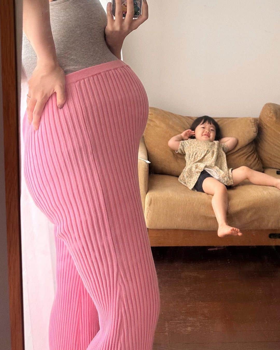 松原加奈恵のインスタグラム：「👶💗  可愛いとか 大好きとか 素敵とか 誰もが言われて嬉しい言葉を たくさんくれる🫶🏻  大きくなっても そうゆう言葉を周りの人に たくさん使って欲しいなぁ😘  #31w#母子共に健康です #マタニティコーデ#妊娠8ヶ月」