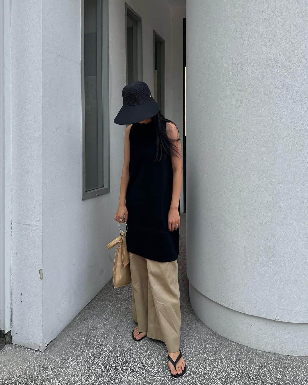 鈴木詩織のインスタグラム：「かわいいカフェに行ったよ♡ みきやが予約してくれたのだけどさすがのセンスでした💓  パンやケーキが美味しそうだった😋✨  夏日みたいに暑かったのでノースリーブでお出掛け🫠 スウェットトップスは多分ショーパンとか着ればミニワンピにもなる気がする🫶🏻  バッグは @seadsmara のNew item✔︎ 可愛すぎて届いてすぐ使いましたっ🥹 セパレートしても使えるし便利💗  ⁡  #shiorin_styling#curensology#seadsmara#カレンソロジー#シーズマーラ#helenkaminski#ヘレンカミンスキー」