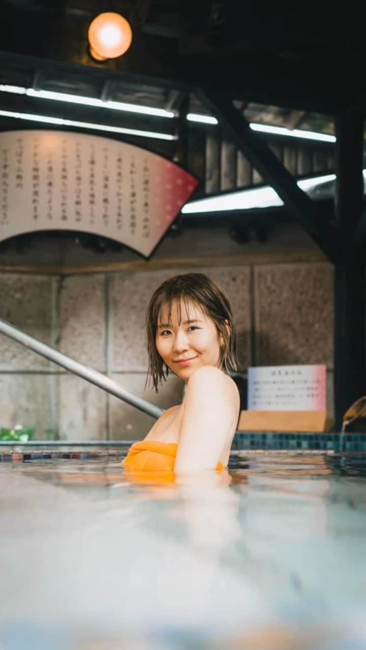 奈良岡にこのインスタグラム：「あら今日は26日、風呂の日♨️  ここは山形県米沢市の水曜日の小野川温泉 @onogawa_sauna  お風呂上がりに肌がしっとりしててビックリ♨️ サウナも好きだけどやっぱりお風呂も大好き。  撮ってくれたのは私の大好きな天才カメラマンはるかさん📸 @haruka.ssk」