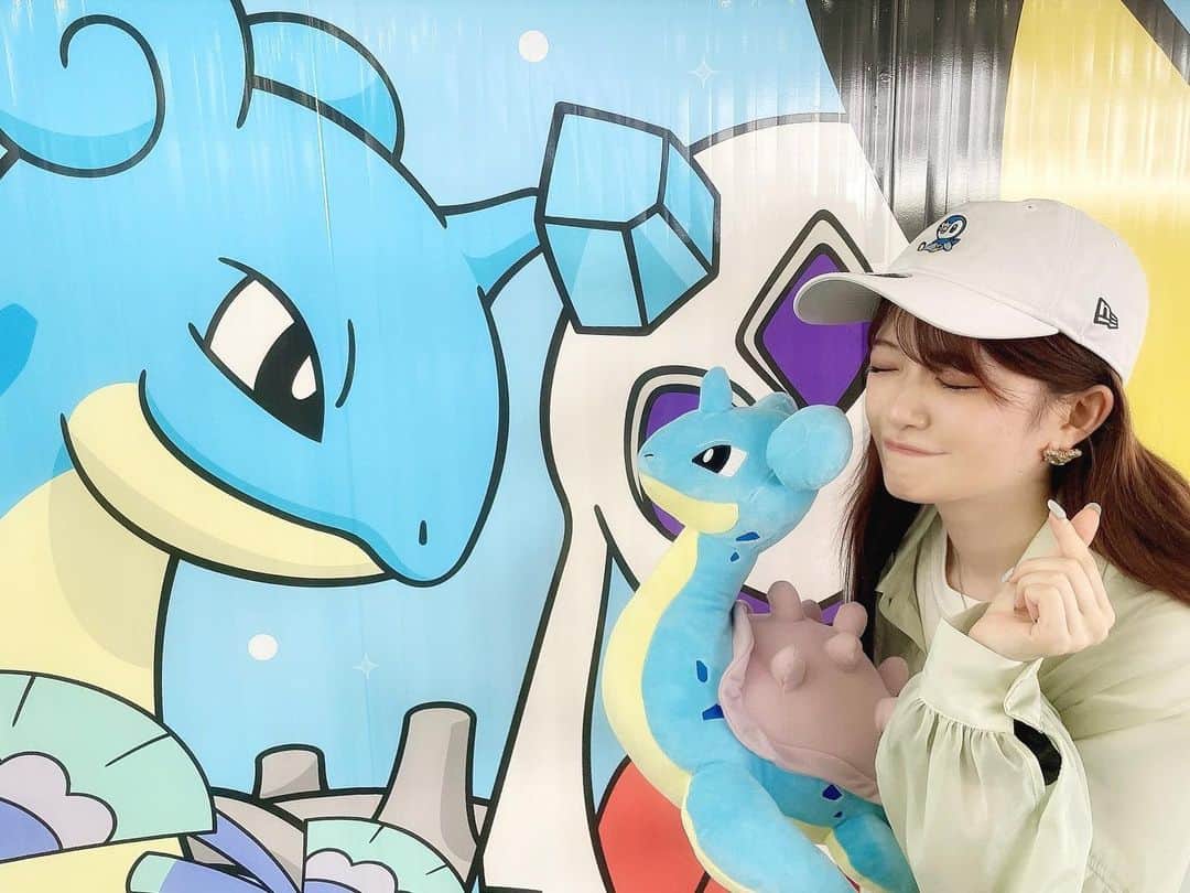 武藤小麟のインスタグラム：「. 成田空港の通路が ポケモンで溢れていました！🥺✈️⚡️  ピカチュウと一緒に歩きながら たくさんのポケモンに会えている感じがして 飛行機乗る前からすごくわくわくしたぁ…！💛  ポケモン全シリーズプレイしてるので それぞれのポケモンに思い出いっぱい🥲💭⭐️  みんなの好きなポケモンはなーに？😚☁️  #おりんとポケモン #pokemon #pokémon #ポケモン #成田空港」