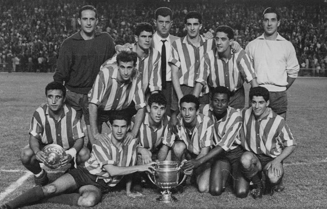 アトレティコ・マドリードのインスタグラム：「📚 𝗛𝗜𝗦𝗧𝗢𝗥𝗜𝗔 🔴⚪  ⏪ Tal día como hoy, en 1️⃣9️⃣6️⃣0️⃣, conquistamos nuestro primer título copero, imponiéndonos por 3-1 al Real Madrid en el Santiago Bernabéu.  ⚽ Collar, Jones y Peiró marcaron los goles de nuestro equipo 💪」