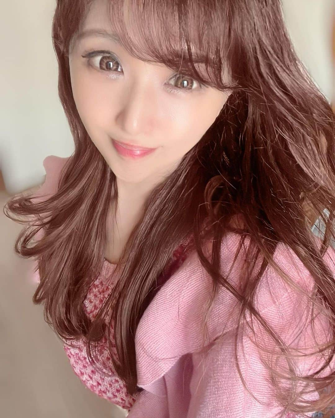 pe_momo.293さんのインスタグラム写真 - (pe_momo.293Instagram)「こんばんみー♡. . 今日はどんな日やった？🤗. . . 私はオチリ🍑が痒い一日でした😂笑. 実は🛀のミラーでお尻にシミを2つ発見😱💦. . 見せるの恥ずかしいけどシミ取りレザーに行ってきたよ〜🫣. カサブタになって剥がれ落ちてシミが消えるんだけど. 今痒い時期😂🍑✨✨. . . 美尻になるために頑張るね🥹💕💕. 美は一日にしてならず😂笑. . . 今日も見に来てくれてありがとう🥰. . . . #シミ取り #シミ取りレーザー#美活#美尻#美尻女子#美活#綺麗になりたい人と繋がりたい #ガーリーコーデ#お洒落な人と繋がりたい#大人女子」6月26日 20時20分 - pe_momo.293