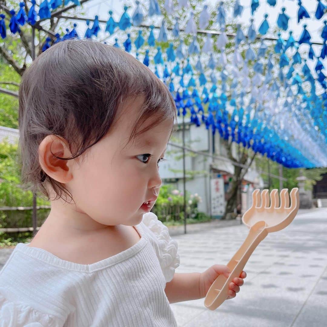 Risaのインスタグラム：「𓂃𓈒𓏸    ことさんぽ🌼 　 いっぱいのてるてる坊主☔️💭 　 　  #1歳　#1歳児 #令和4年ベビー#育児記録 #赤ちゃんのいる生活  #ママ#女の子ママと繋がりたい  #ベビグラム #親バカ部  #ig_baby #女の子ベビー  #育児日記#ママカメラ#プレママ #ママライフ#こどものいる暮らし #我が子大好き #我が子は可愛い  #ウチの子が世界一可愛い」