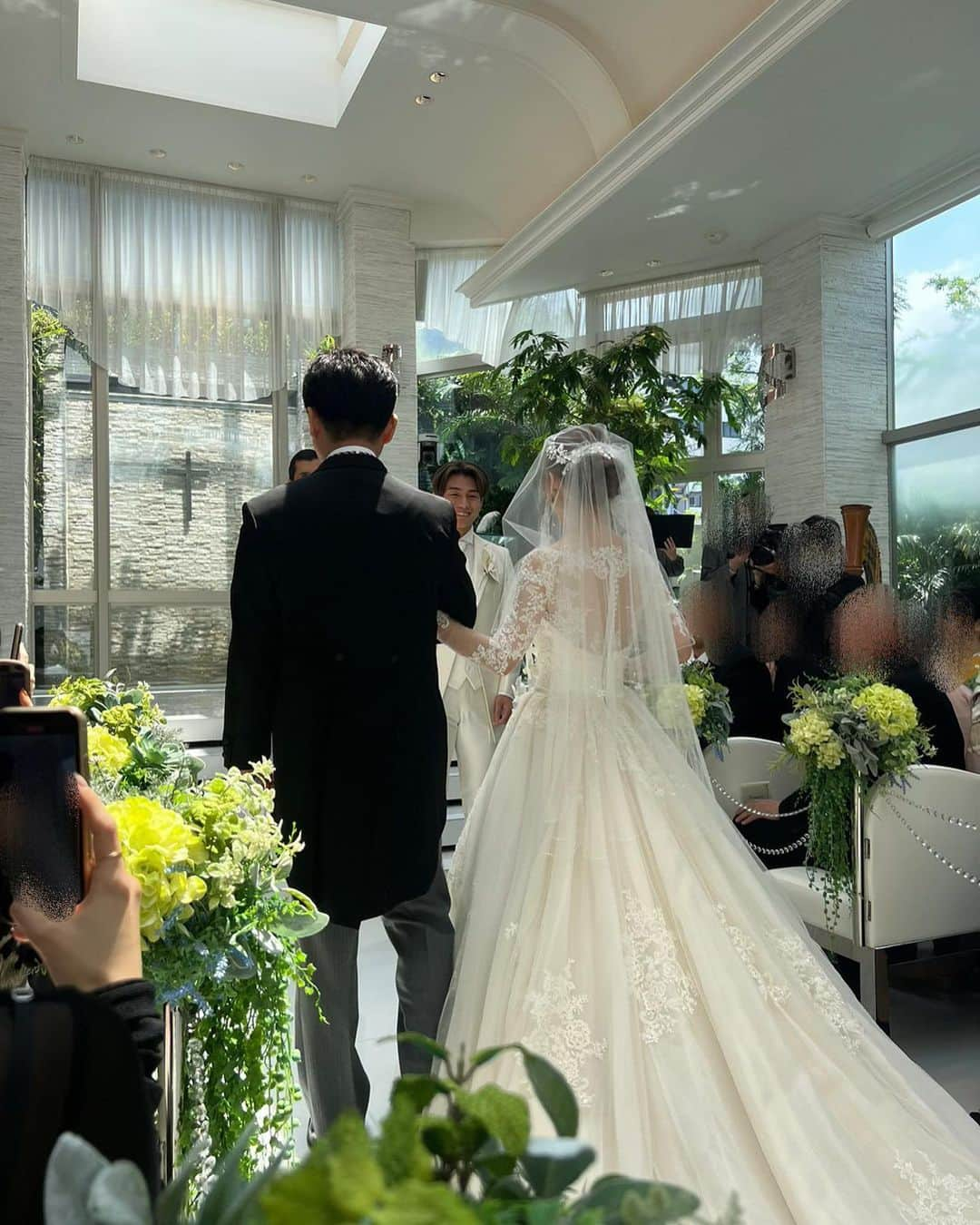 由布菜月さんのインスタグラム写真 - (由布菜月Instagram)「. 先日、無事結婚式を挙げることができました。 いつもお世話になっている方や、お久しぶりに会えた方、大好きな友人達に囲まれ、本当に幸せで忘れられない一日になりました。 まだ載せたい写真があるので、今日は挙式の写真を👰 ご列席いただいた皆様本当にありがとうございました。」6月26日 20時22分 - yufudayo