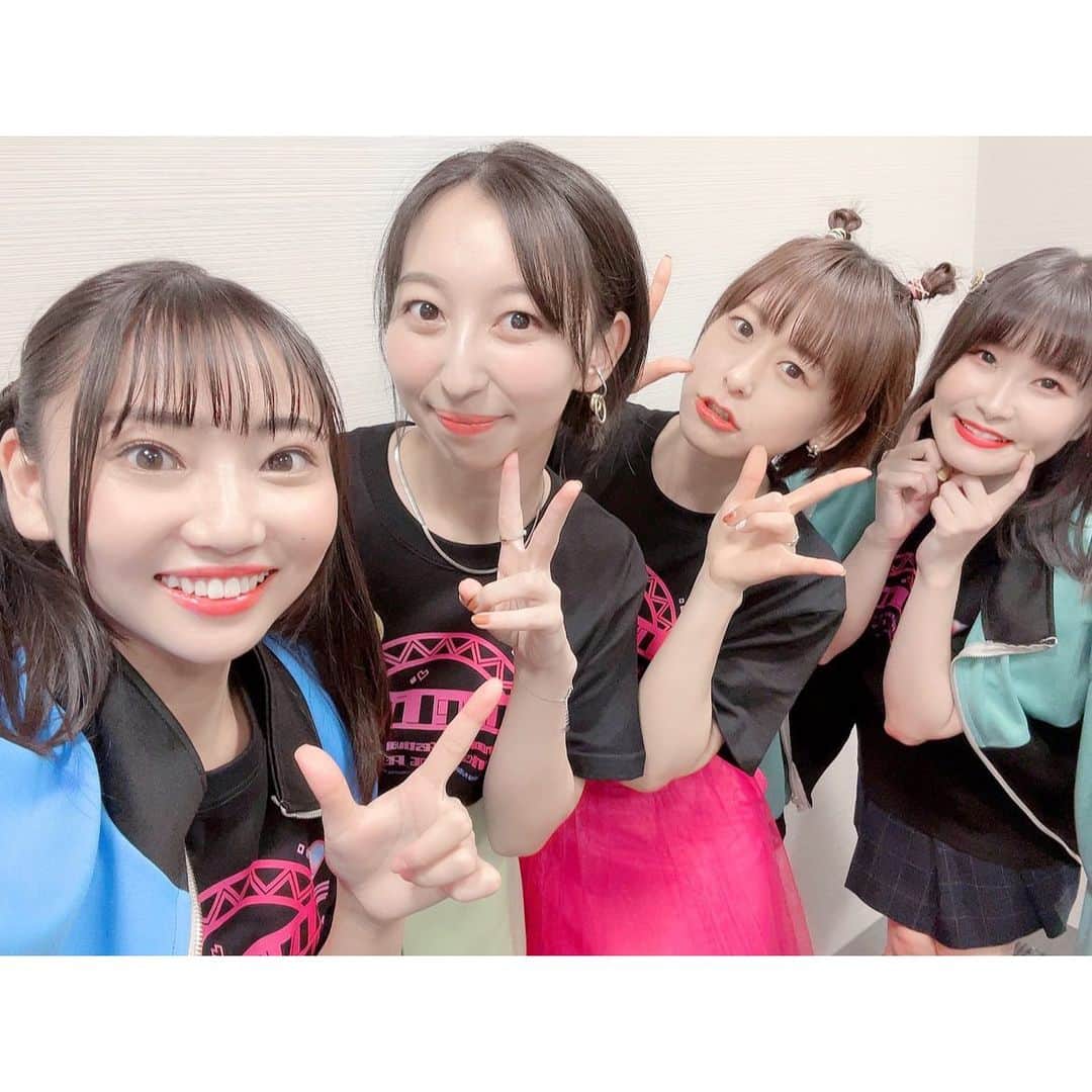 のインスタグラム：「スクフェス感謝祭のお写真📷 ツーショット撮って頂きました🥰  ラストの写真はそらまる先輩監修の元まゆちが撮ってくれた。 等身が綺麗に撮れるやり方らしい。すごい。 #lovelive #スクフェス感謝祭 #虹ヶ咲」