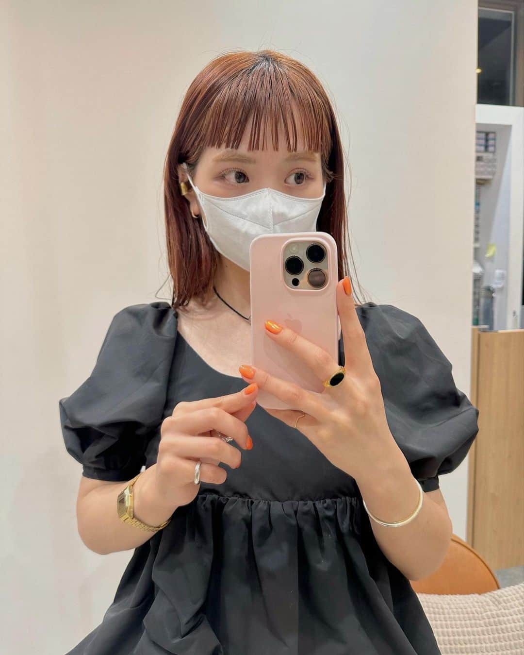 Momoのインスタグラム：「. 久々にオン眉にした〜✂︎ 一年前まで、10年くらいオン眉 してたのに久々となるとそわそわする✂︎ . . . ✔️画像を保存してカウンセリングの 時にみせてください♡♡ .  イメージを変えたいけど短くするのも ブリーチをするのも勇気がいる🥺 . そんな方にも幅広くその方にあった提案 をさせて頂き一緒におしゃれを楽しみましょう♡ . ブリーチカラーは【ケアブリーチ】を 推奨しております♡ . ケアブリーチは従来よりも髪の毛への ダメージが94%cutされます！ . ブリーチなしのダブルカラーも 提案させて頂きますのでぜひご相談ください♡ . 12／3から 新店舗　GARD/ëN (ガーデン／エン) がopen♡♡ . 場所は表参道♡♡ 新しいこだわりのつまったお店で ぜひお会いできるのを楽しみに お待ちしております♡♡ . . ご予約はTOPからご予約サイト に飛べます✈︎♡(料金もそちらを参考に) . ご新規様も喜んでお待ちしております♡ . お電話.DMからも受け付けております♡ (DMは返信が遅くなる可能性が ございますのでそちらご了承下さい🙇‍♀️)  . .  〒150-0001 東京都渋谷区神宮前5-39-2 2F . TEL☎︎ 03-6712-5995 . 表参道駅から徒歩5分🚶🏼‍♀️(A1出口) ( 銀座線/千代田線/半蔵門線 ) . . 月 定休日 火・水　11:00〜20:00 木・金　12:00〜20:30 土　10:00〜19:00 日　10:00〜19:00 祝　10:00〜19:00 . . ぜひ、ご予約お待ちしてます♡♡ . codeアカウントはこちら   @__cd.momo____________ ♡ . ぜひフォローしてください♡ .」