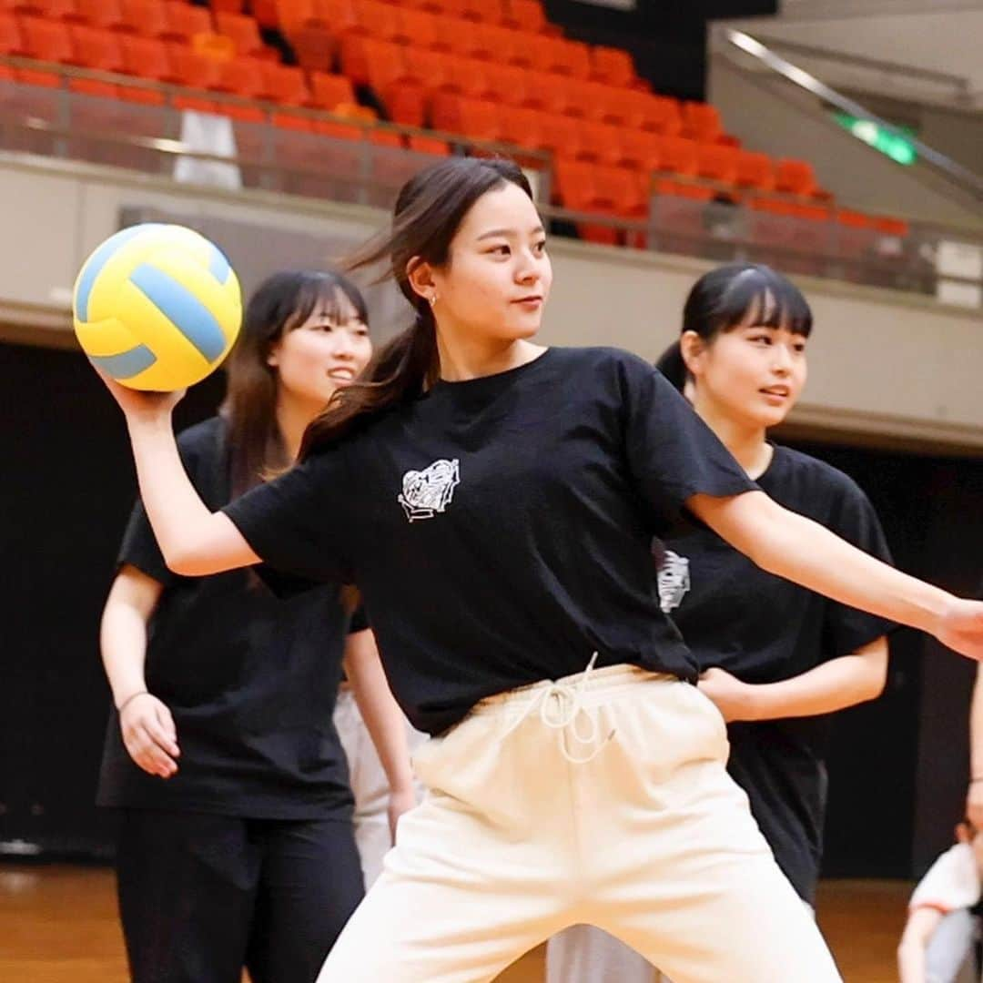 新大阪歯科衛生士専門学校【公式】のインスタグラム：「スポーツ大会🤾‍♀️  最初の種目はドッジボール✨ 白熱した試合の連続で 大盛り上がり🤩 教職員も頑張りましたよ😉👍」