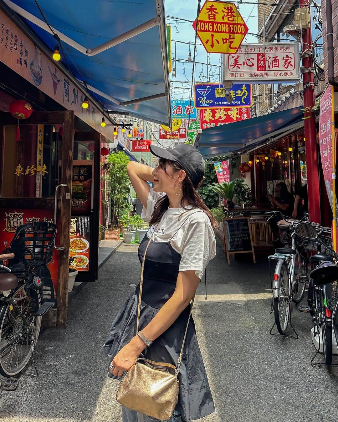 l.lily1013さんのインスタグラム写真 - (l.lily1013Instagram)「香港にいます🙋‍♀️ ・ ・ ・ ・ ・ ・ ・ うそです。  @hydrangea.k05  @harunya0129 と 中華街〜👲🇨🇳  食べ歩きにせず、 ちょろっと調べた台湾料理を食べに行ったら路地が異国で可愛かった🥹  写真撮ってあげるよー！って近づいてきた リャンリャン麺のおっちゃんが写真撮るの上手くてびっくり🤣 キリちゃんいわく中国人は写真撮るのが上手いらしい😳 美心酒家でご飯食べてたのに いつの間にか目の前の店のリャンリャン麺のおっちゃんがお茶ついでくれたり、 杏仁豆腐サービスしてくれて爆笑🤣笑  系列店っぽくなかったし、仲良しでお互い手伝ってるのか謎過ぎたけど、中国ってそういうもんらしい🤣笑  また横浜会しようねー✨✨  Tshirt @momentplus.official  bottoms /reedit camisole /snidel  #カジュアルコーデ#旅行コーデ #夏旅 #台湾料理#きれいめカジュアル #tシャツコーデ #デニムコーデ#女子旅 #女子旅行 #シンプルコーデ#中華街グルメ #中華街ランチ #中華街食べ歩き #momentplus#retrip_nippon #chinatown #Yokohama#retrip_gourmet」6月26日 20時24分 - l.lily1013